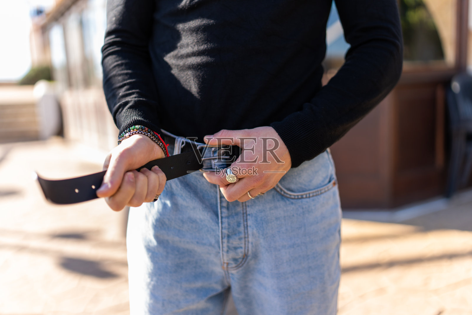 农作物男子系上牛仔裤腰带照片摄影图片