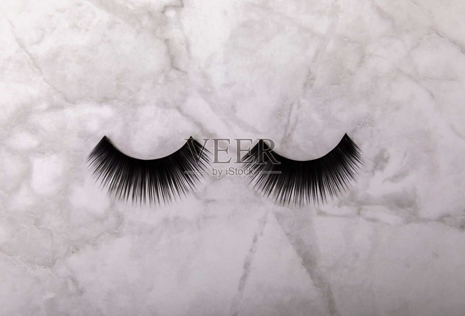 彩色背景上的假睫毛。弗拉。美与时尚理念。睫毛扩展。美容行业。发短信的地方。复制的地方。照片摄影图片