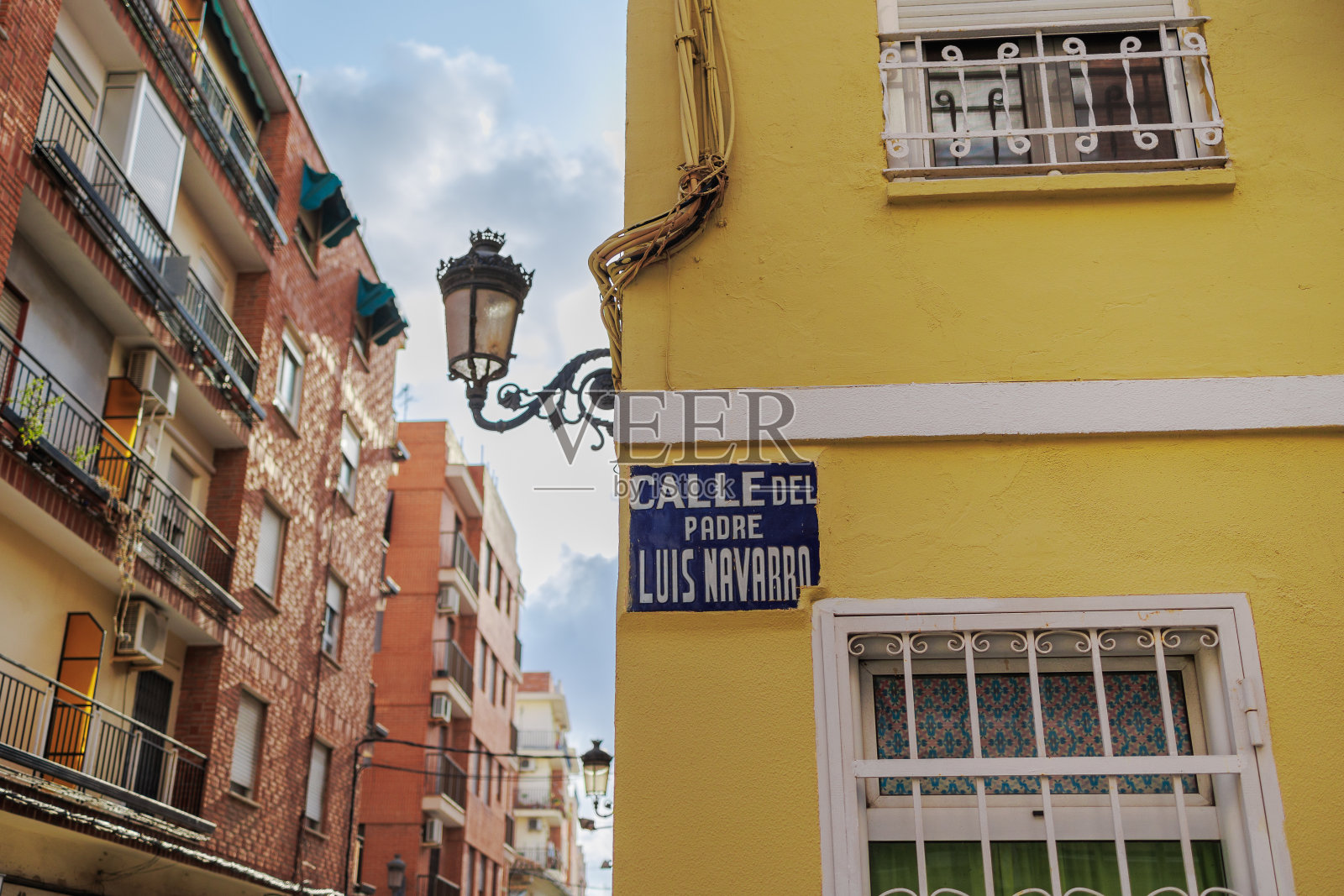 路易斯纳瓦罗在El Cabanyal社区在瓦伦西亚，西班牙照片摄影图片