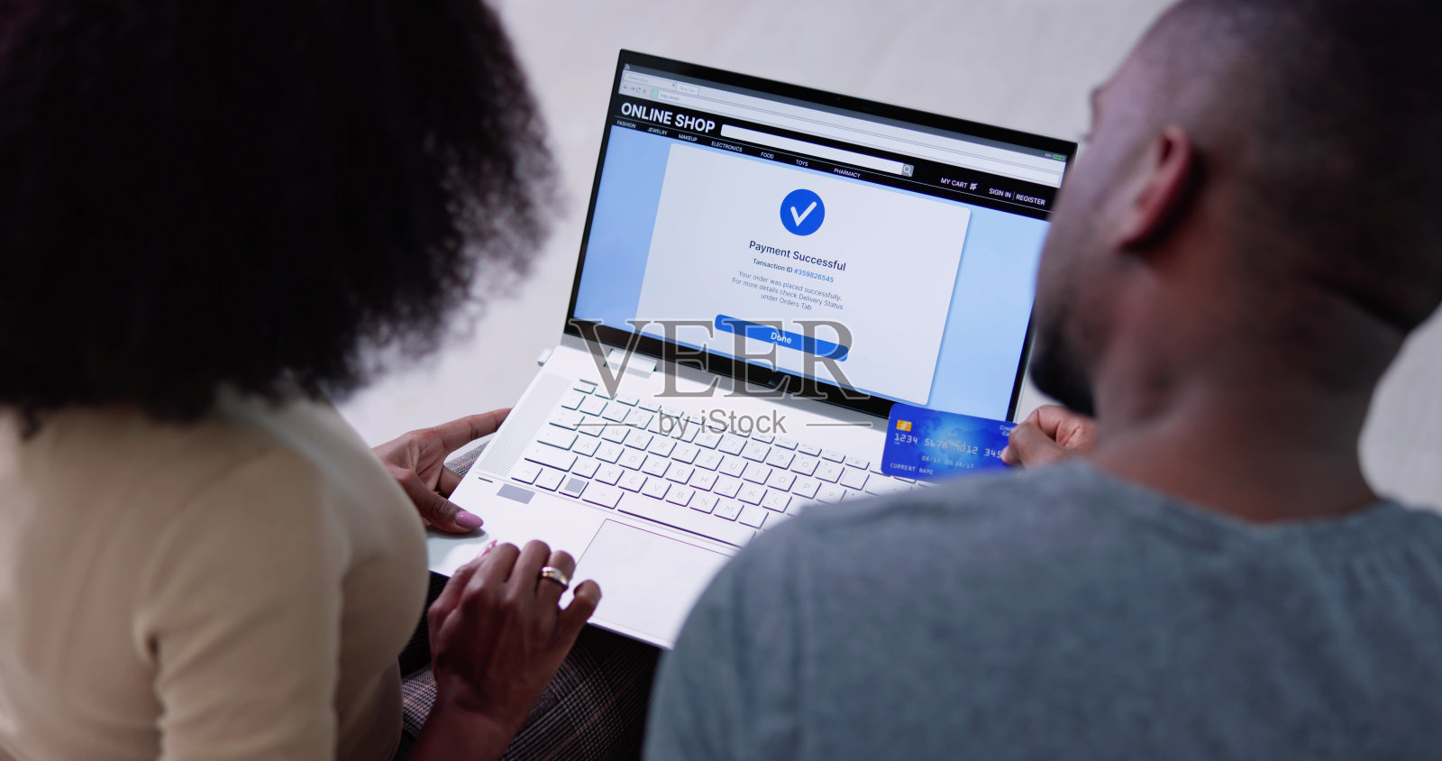 非裔美国人在电子商务网站上购物照片摄影图片