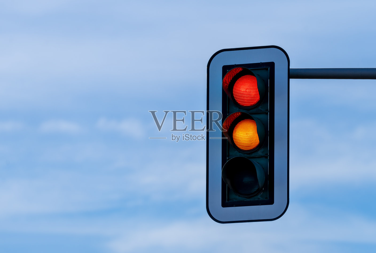 低角度视图的红绿灯对天空照片摄影图片