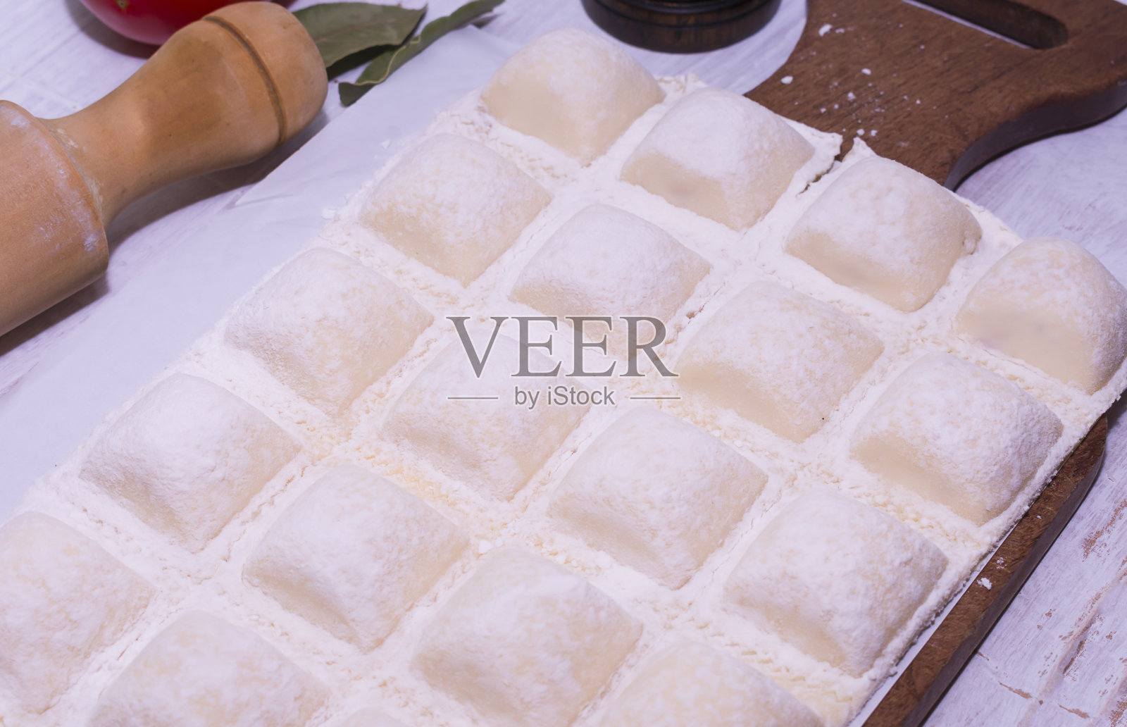 在家制作传统的意大利面食馄饨照片摄影图片