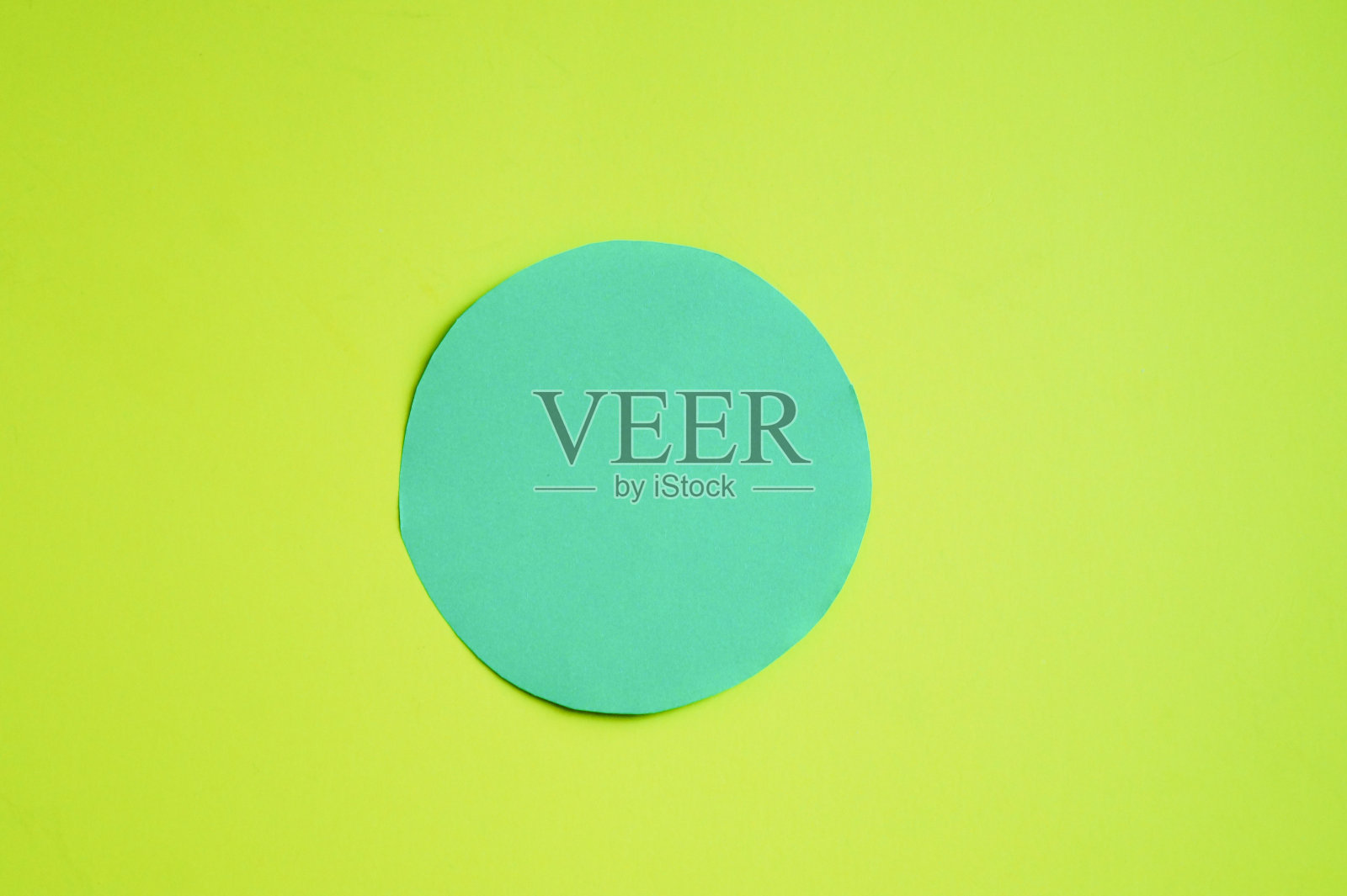 黄色背景上的两个圆圈——绿色和蓝色。一个创造想法的空间。照片摄影图片