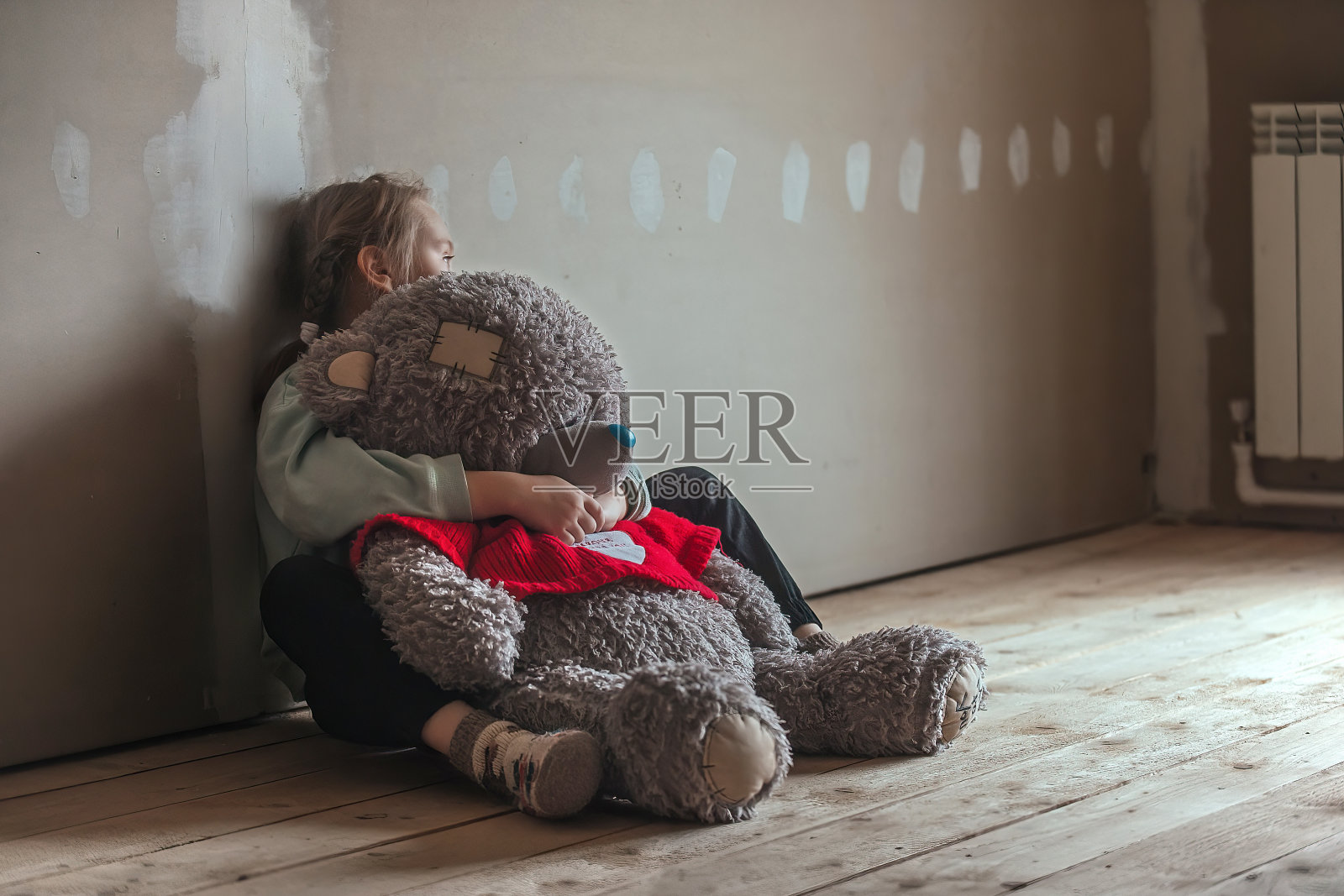 孩子在沮丧和悲伤中在家玩玩具照片摄影图片