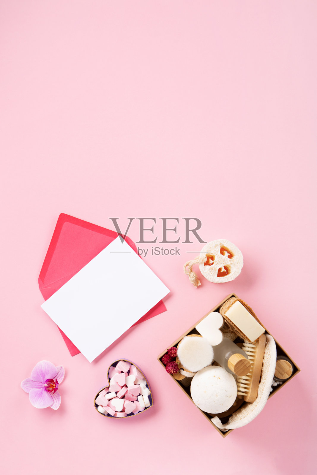 自然环保美容，护肤产品概念。零废物浴室，温泉配件在粉红色的背景。照片摄影图片