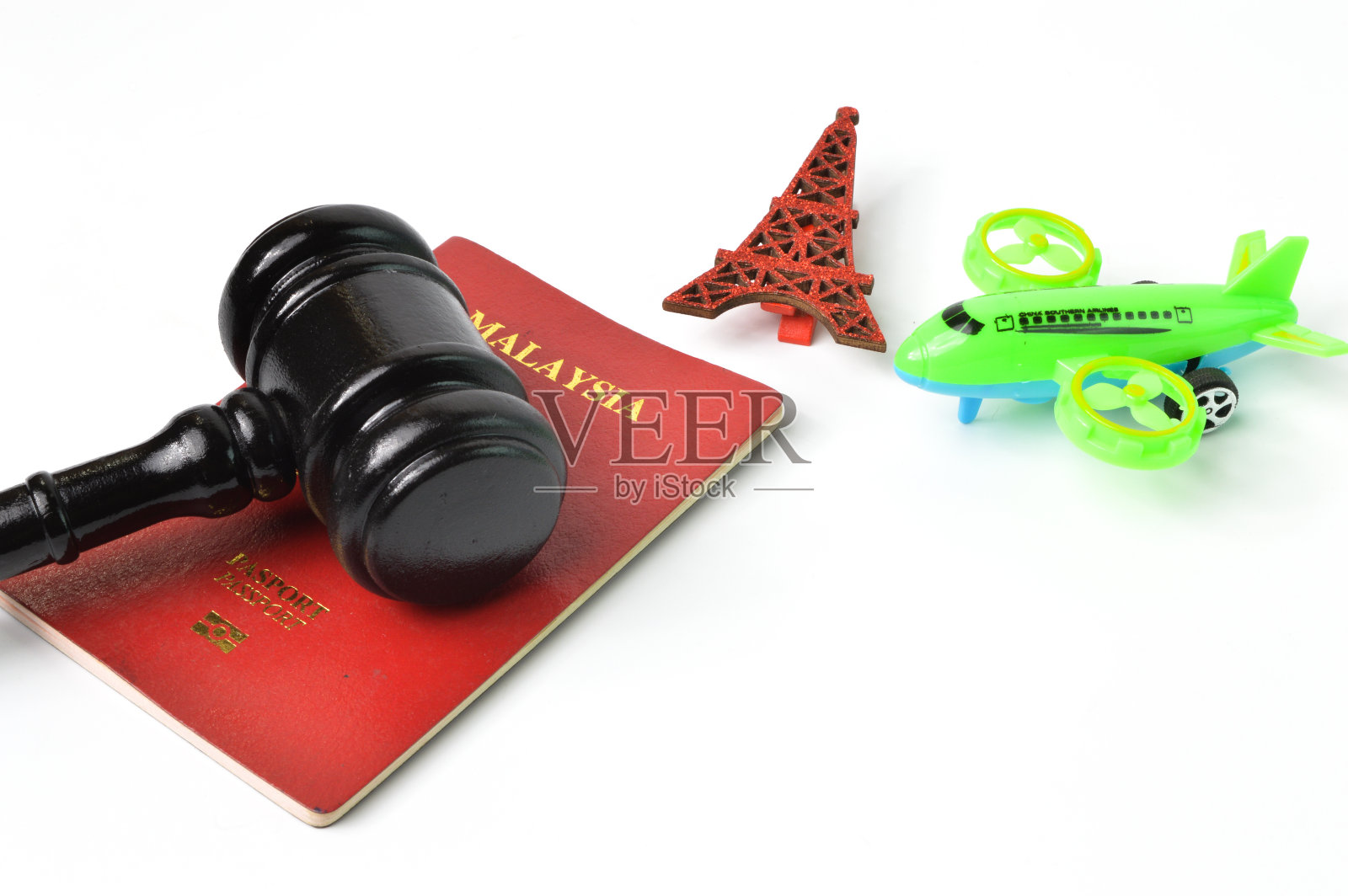 玩具飞机，护照，埃菲尔铁塔玩具和护照在白色背景。照片摄影图片
