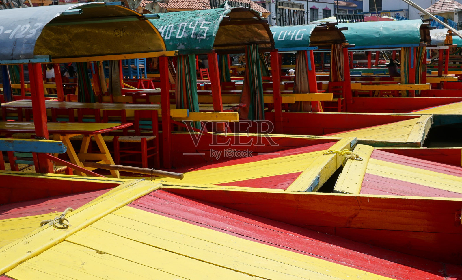 无数红色和黄色的贡多拉船在墨西哥霍奇米尔科捆绑在一起照片摄影图片