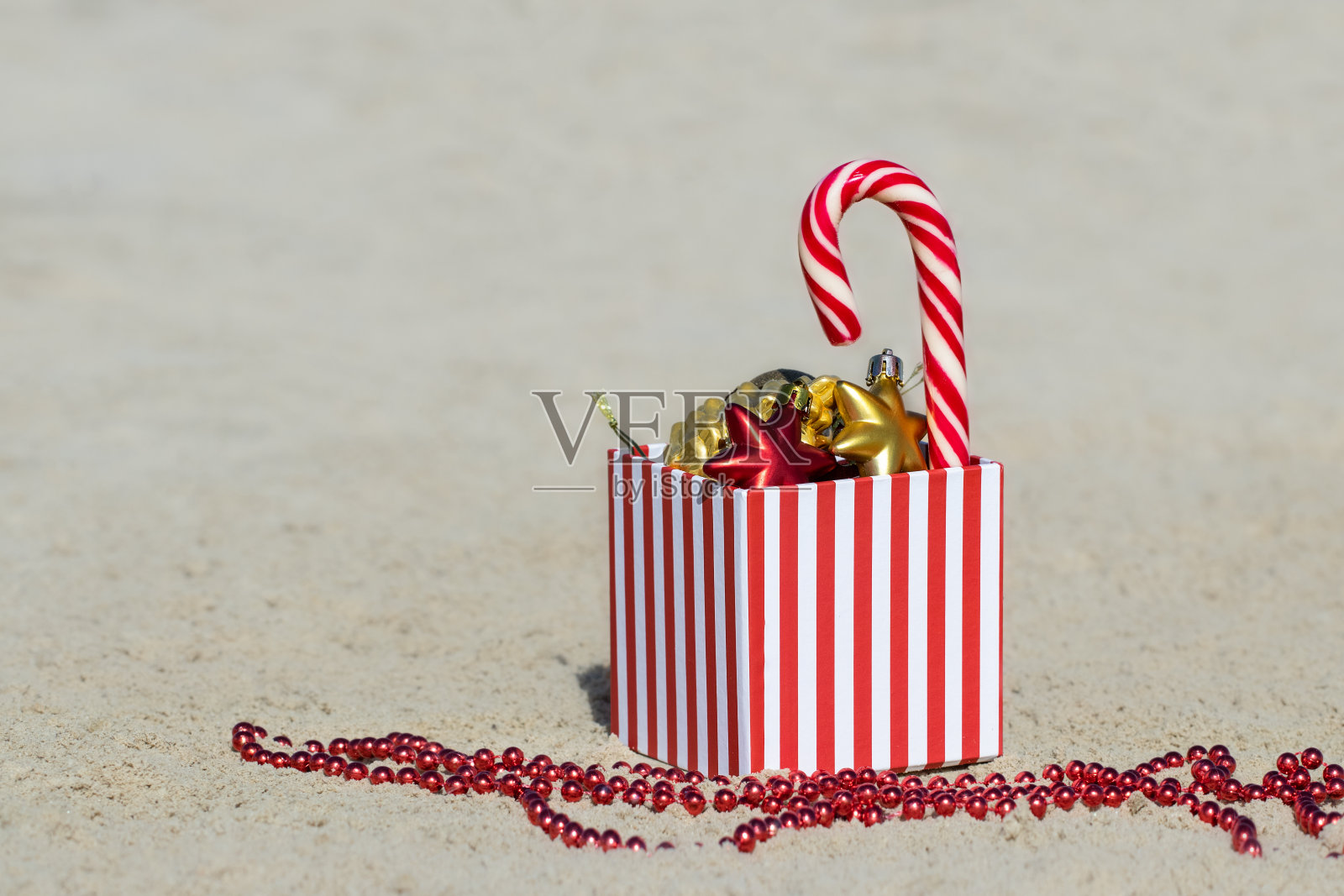 在海滩上过圣诞节。旅行。圣诞背景与圣诞装饰在沙滩上。照片摄影图片