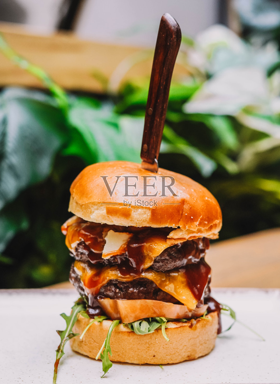 双层汉堡，多加切达奶酪照片摄影图片