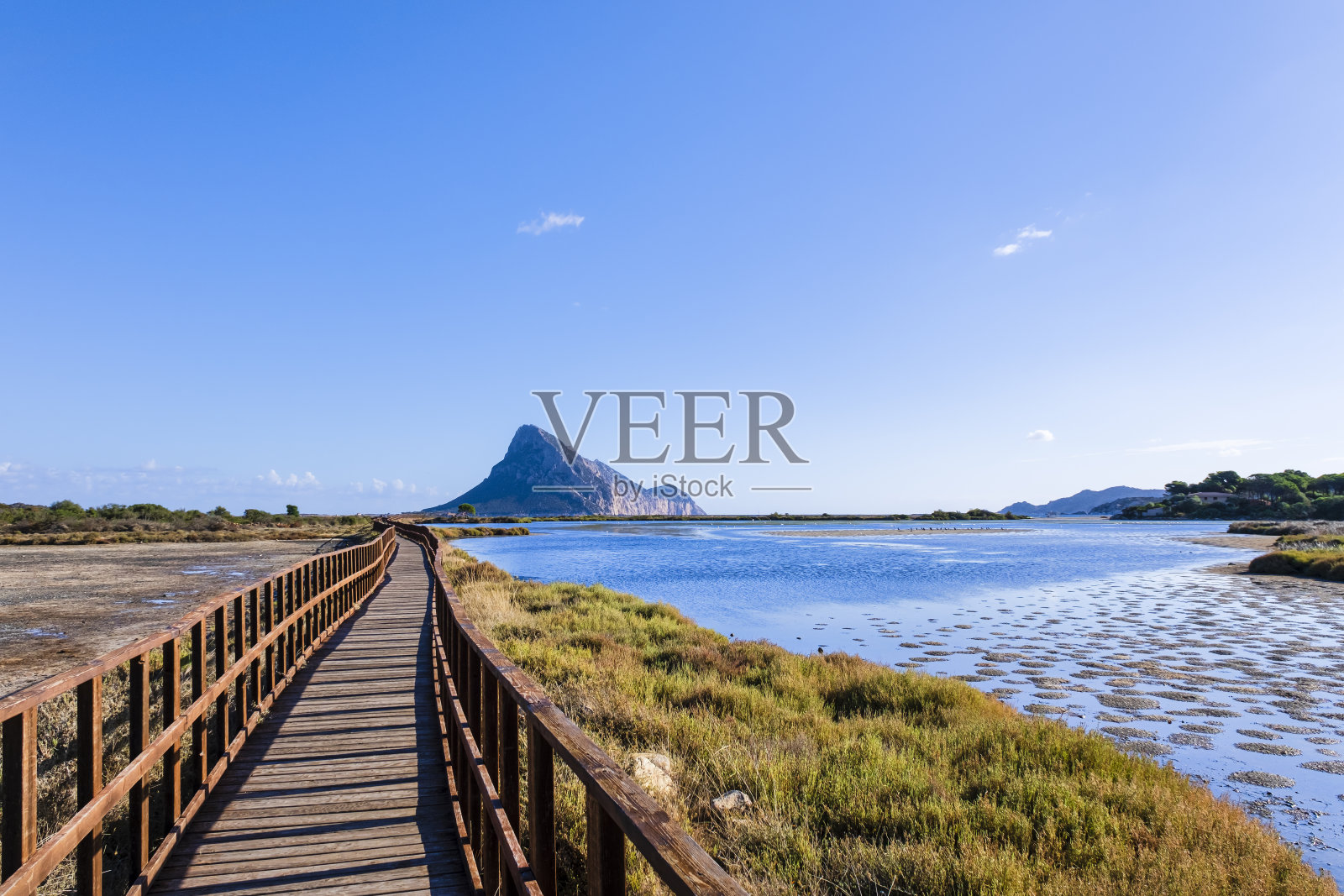 池塘的波尔图塔维尔纳在加卢拉与背景的塔沃拉拉岛-撒丁岛照片摄影图片