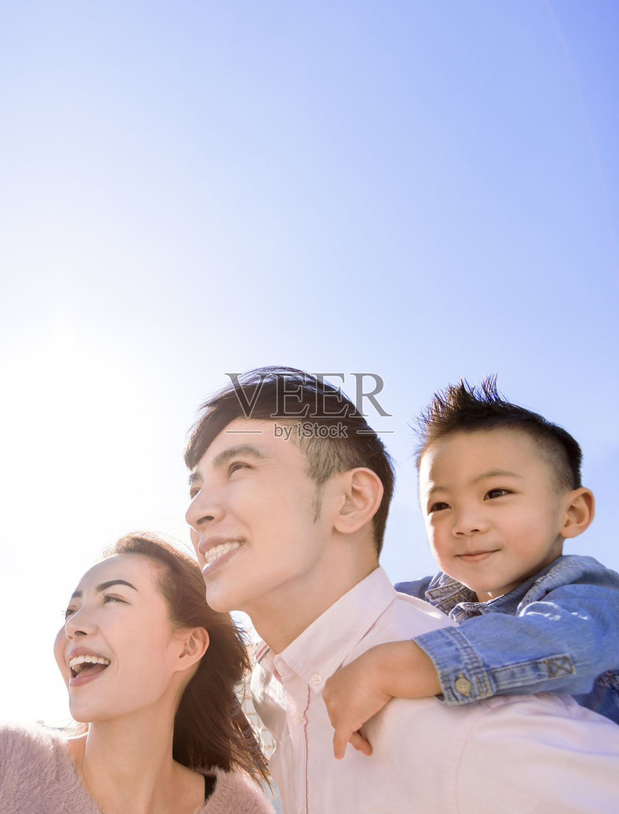 幸福的家庭站着，期待着照片摄影图片