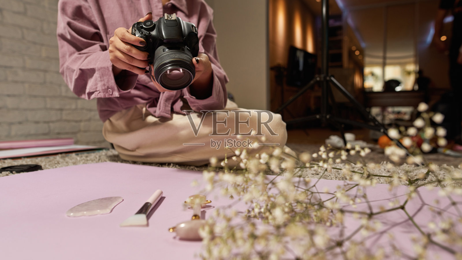 女孩拍玉石滚筒，刷子，冰，树枝照片摄影图片