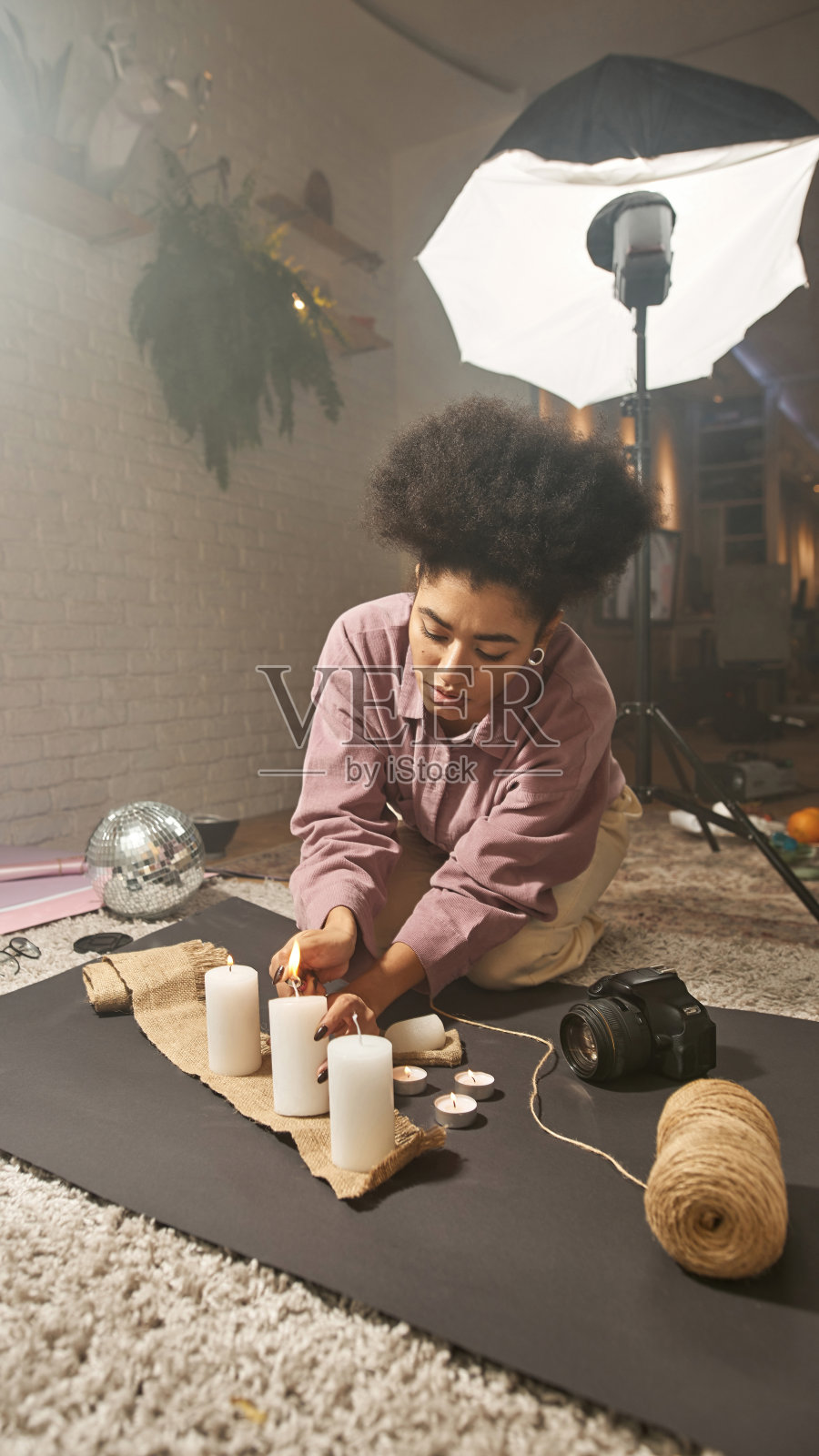 女孩拿着蜡烛，除臭剂和麻袋拍照照片摄影图片