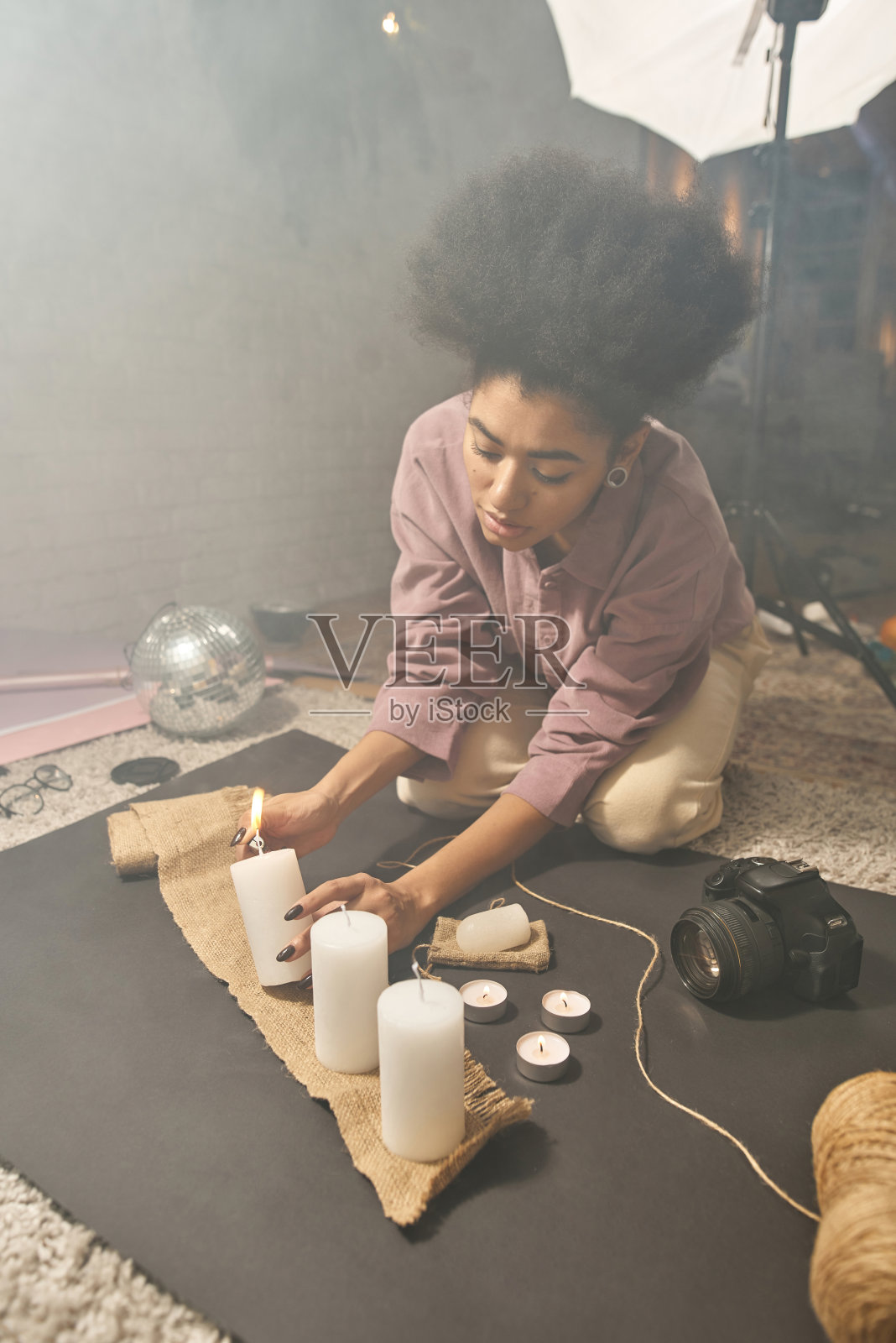 女摄影师点燃蜡烛拍照照片摄影图片