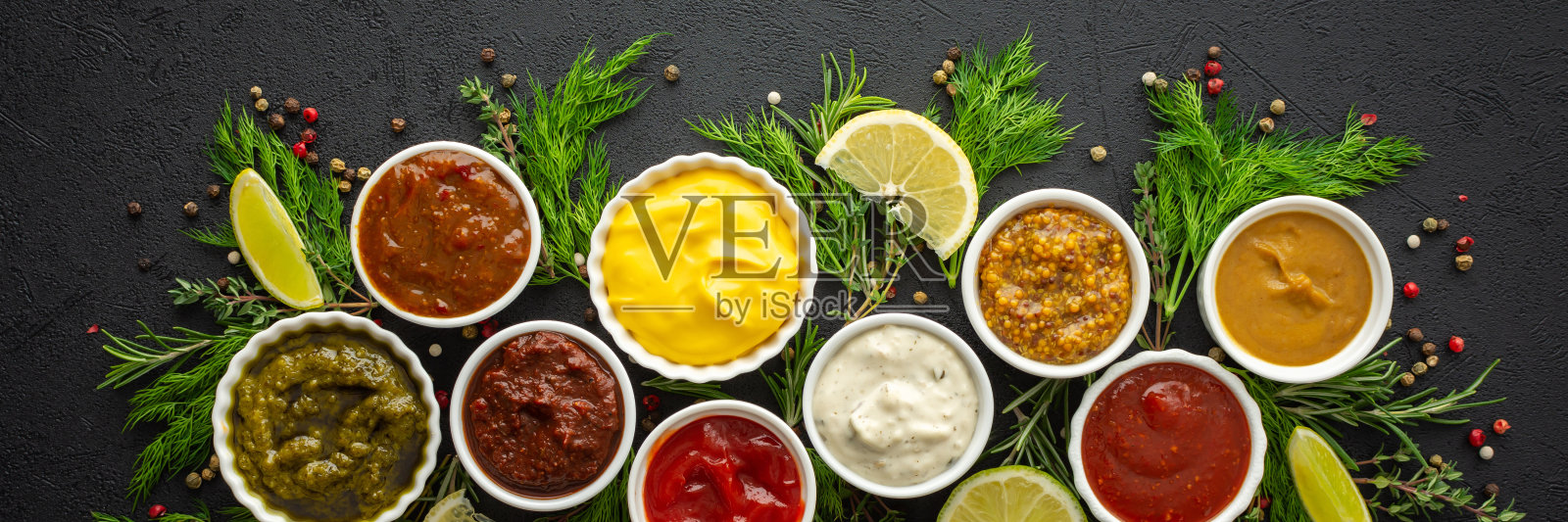 碗里的酱汁和调味料照片摄影图片