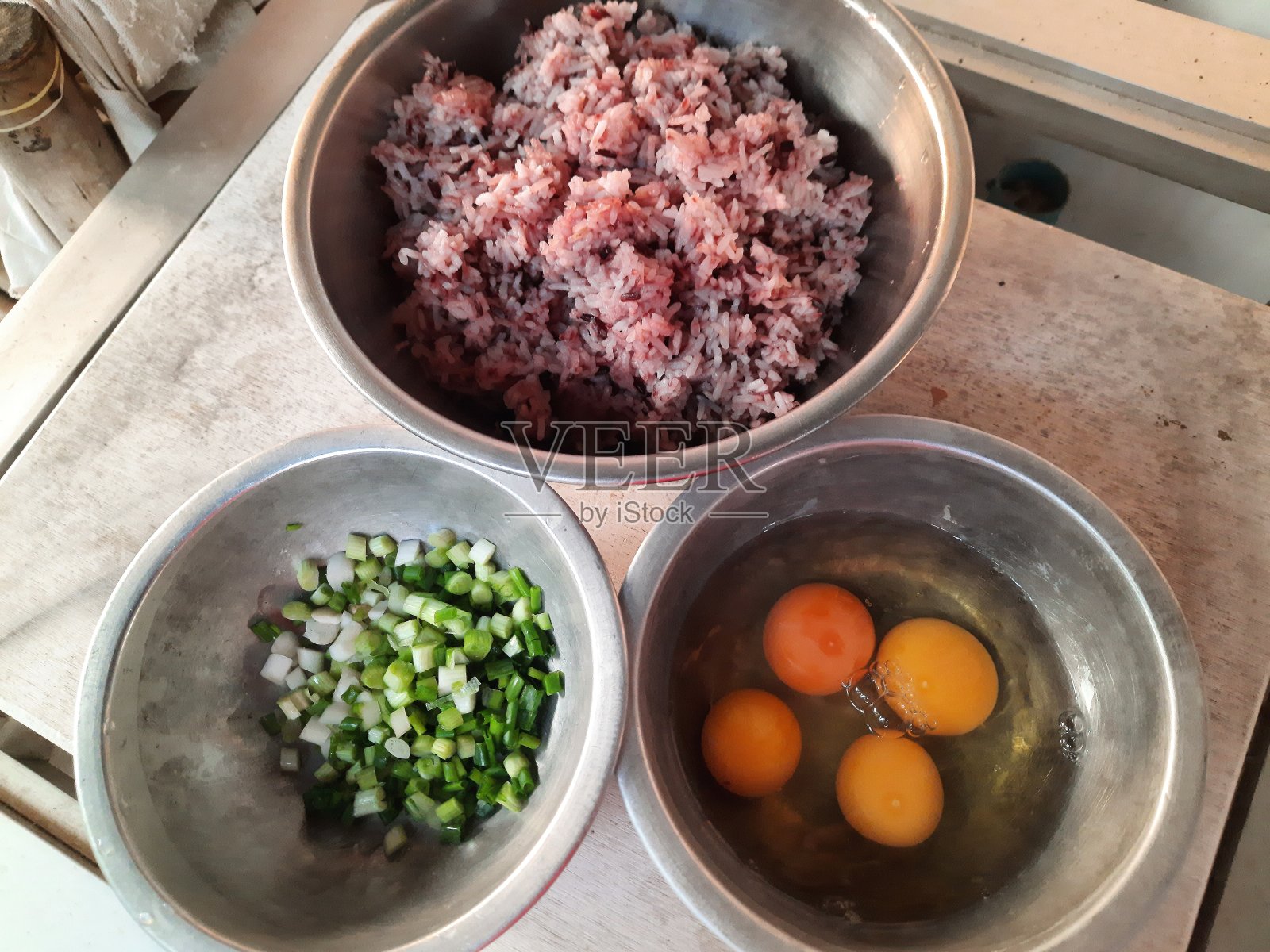 煮炒糙米和鸡蛋-食物准备。照片摄影图片