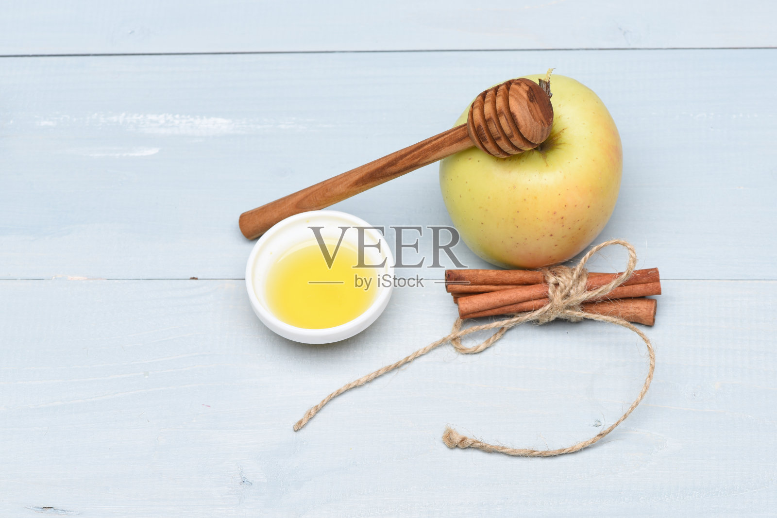 青苹果加蜂蜜和肉桂照片摄影图片