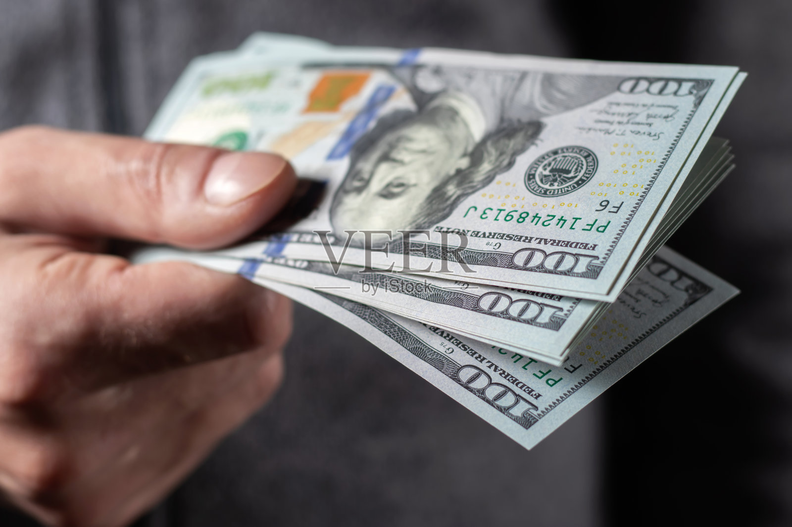 美国100美元钞票在手接近照片摄影图片