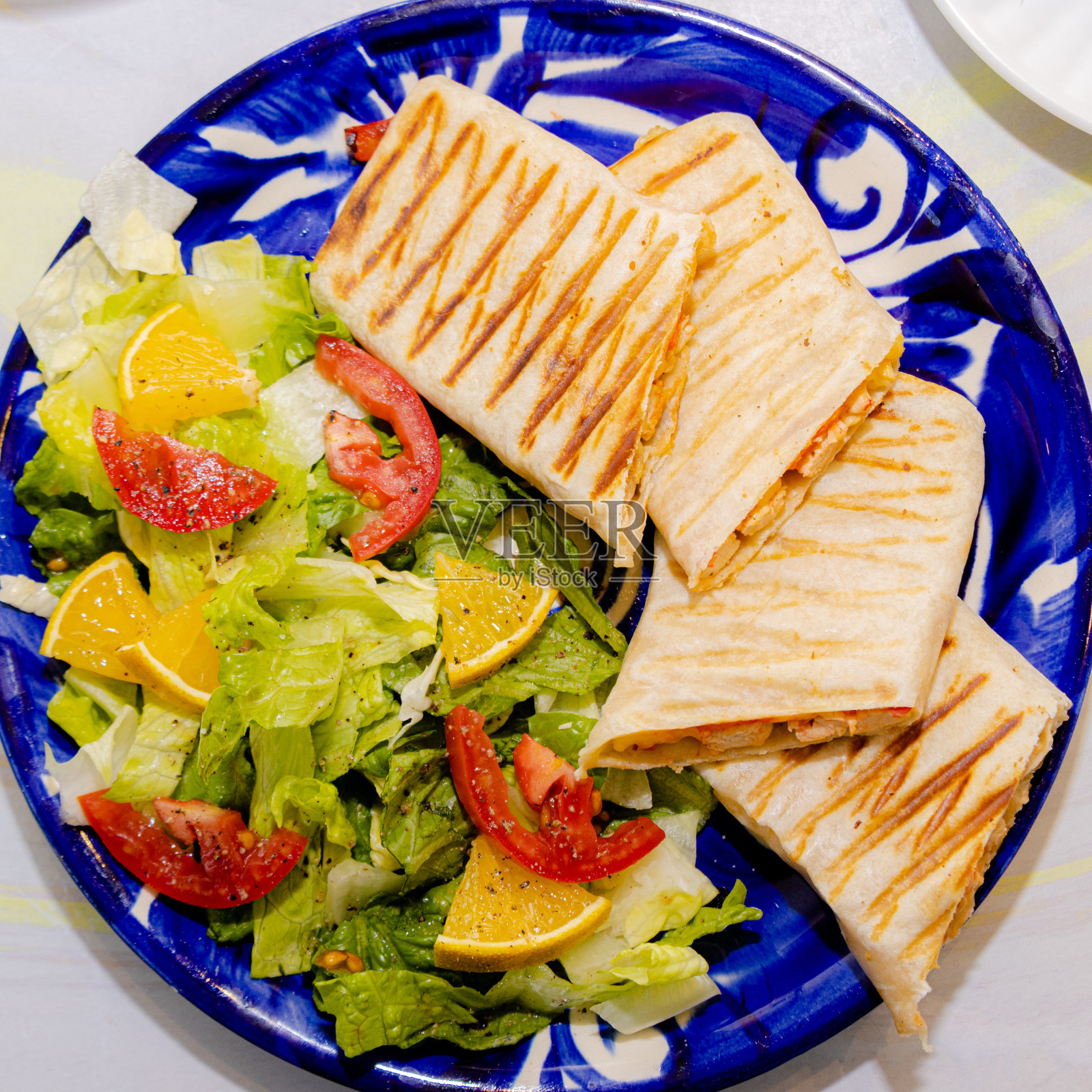 玉米煎饼早餐配沙拉照片摄影图片