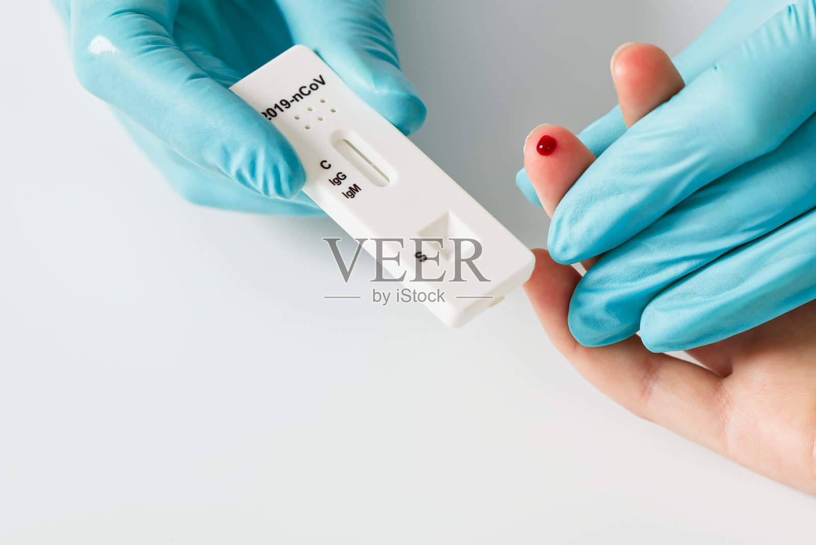 医生从患者手指抽取血液进行快速covid检测。COVID-19抗体检测。照片摄影图片