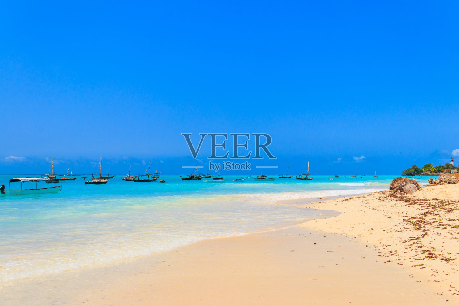 坦桑尼亚桑给巴尔岛印度洋上的热带沙滩Nungwi海滩和传统的木制单桅帆船照片摄影图片