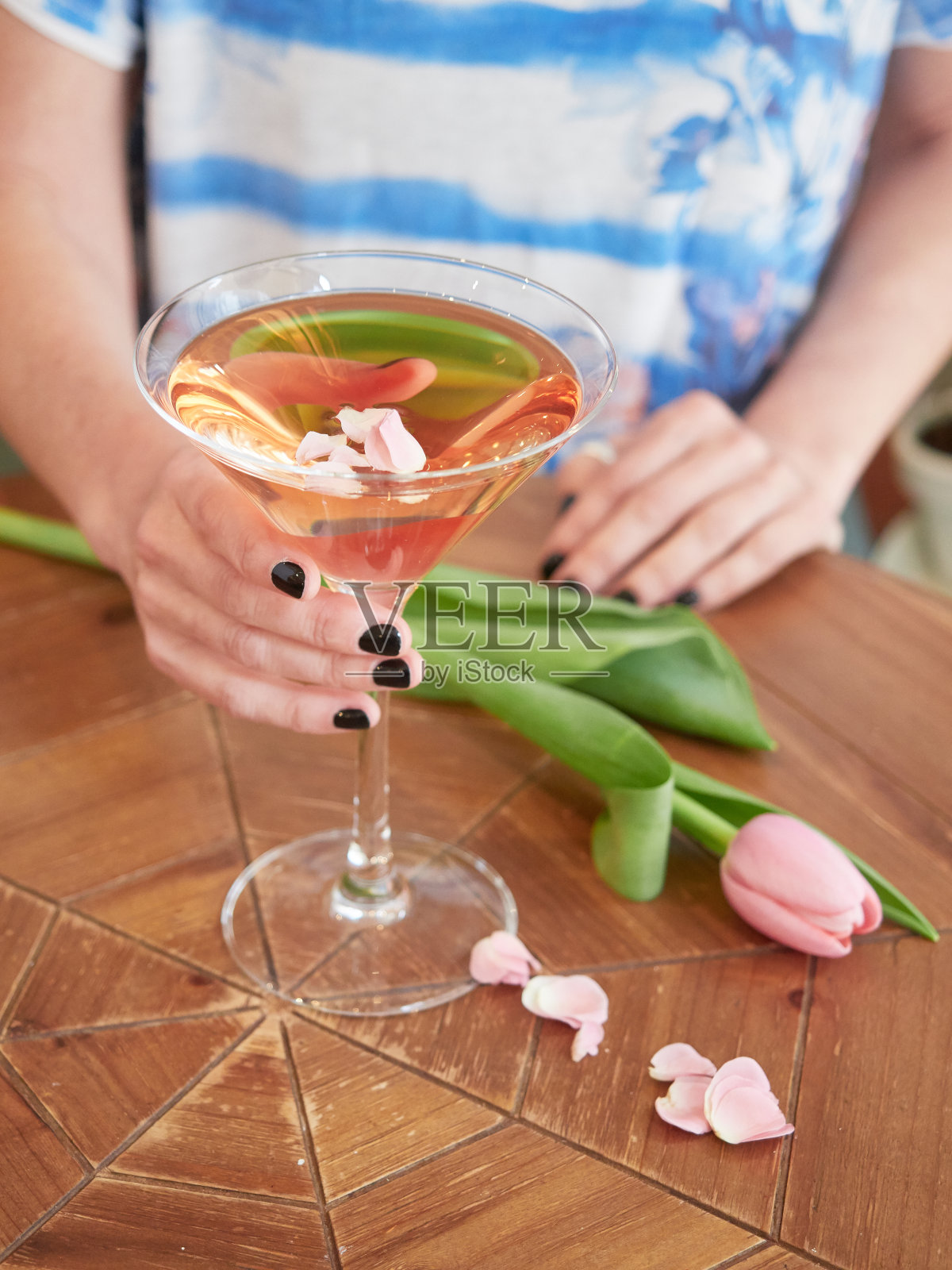 庄稼女人用花瓣喝酒照片摄影图片