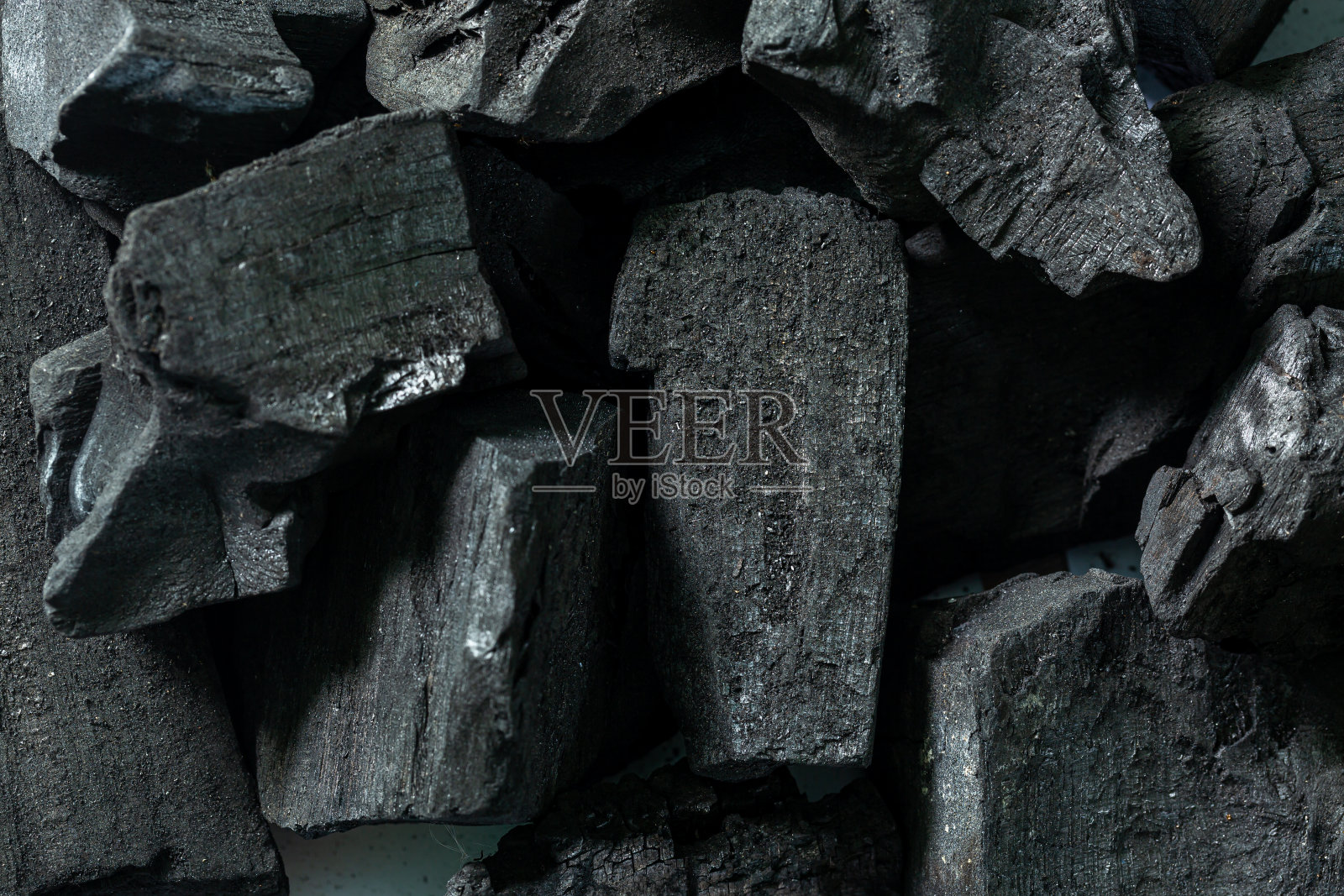 宏观木炭背景，木炭，烧烤煤顶视图。黑色木炭纹理背景。照片摄影图片