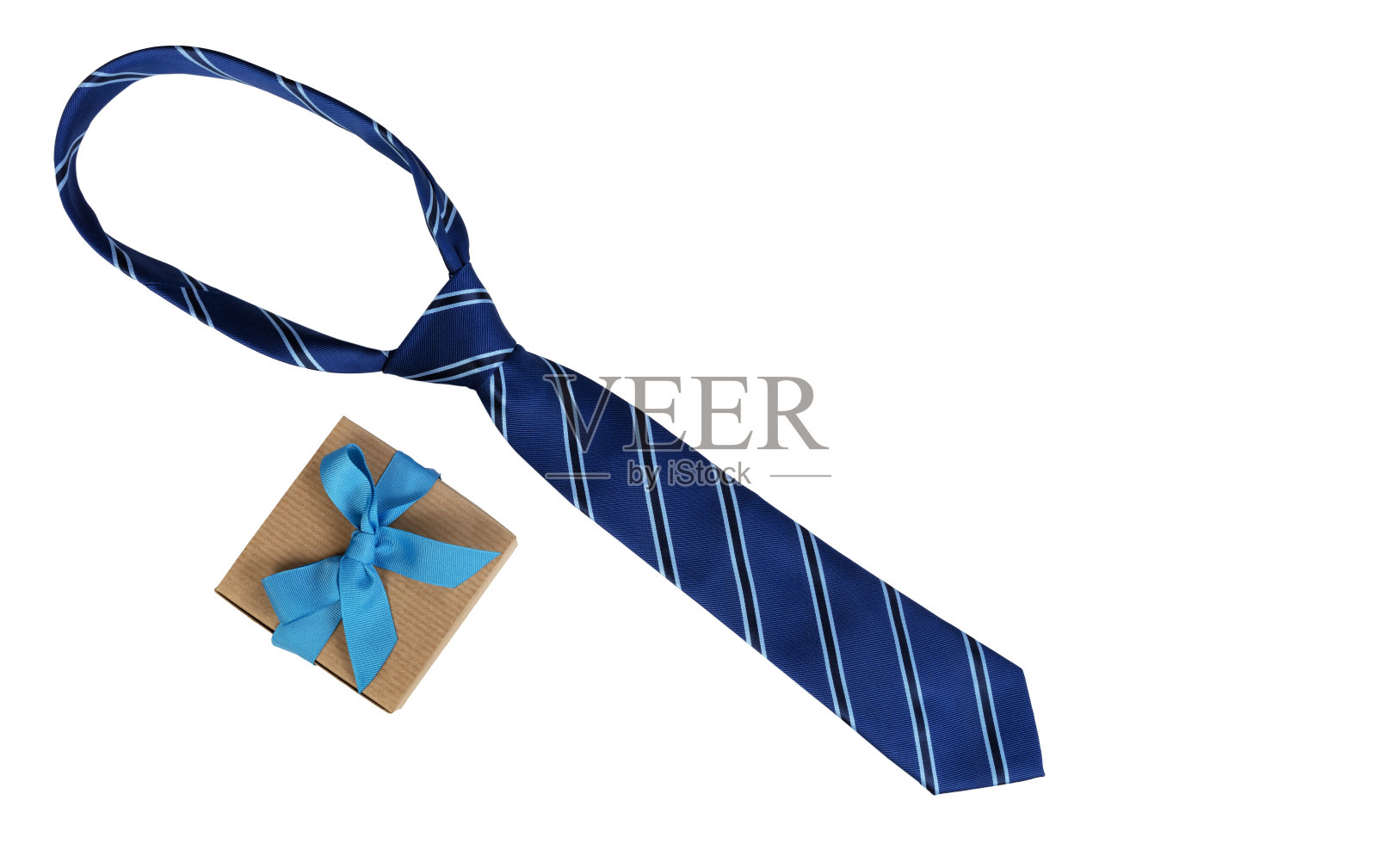 白色背景的蓝色领带和礼盒为父亲节准备照片摄影图片