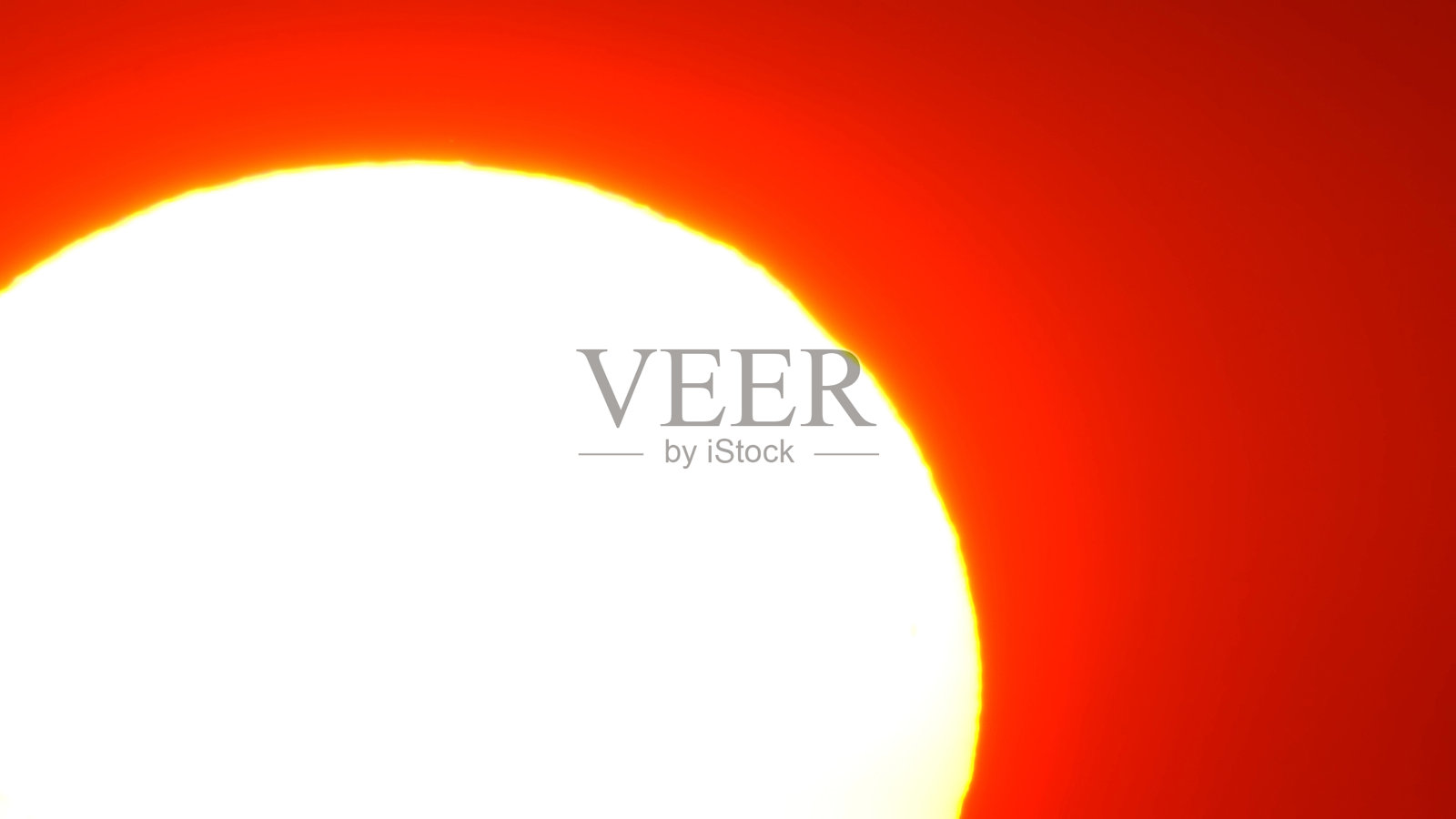 非洲日落时间延迟与大太阳盘和背光云。电影和史诗般的炎热的夏天日落大红色和橙色的太阳圈。照片摄影图片