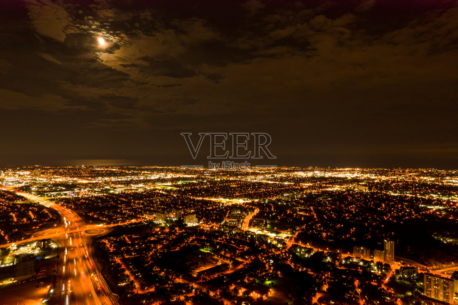 高速公路俯瞰。加拿大夜间几乎空无一人的高速公路。照片摄影图片