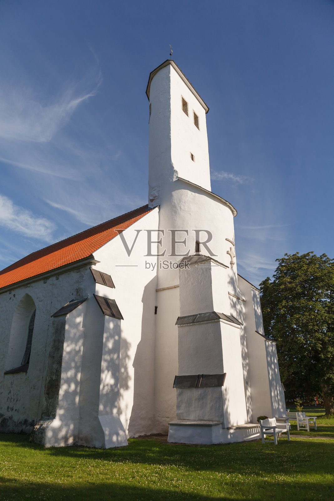 爱沙尼亚Harju-Risti路德教堂的白色塔楼和建筑。白天，夏天。照片摄影图片