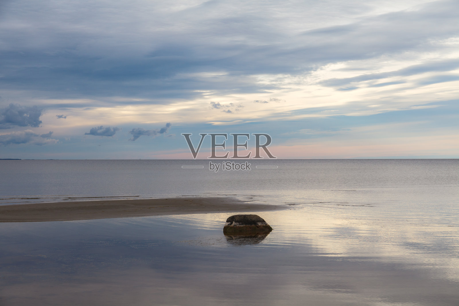 天空中浓密的云覆盖着平静的海面，反射着阳光。简约的照片照片摄影图片