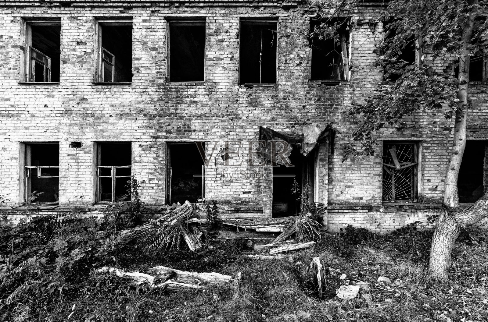 一个老旧的废弃建筑的灰度镜头照片摄影图片