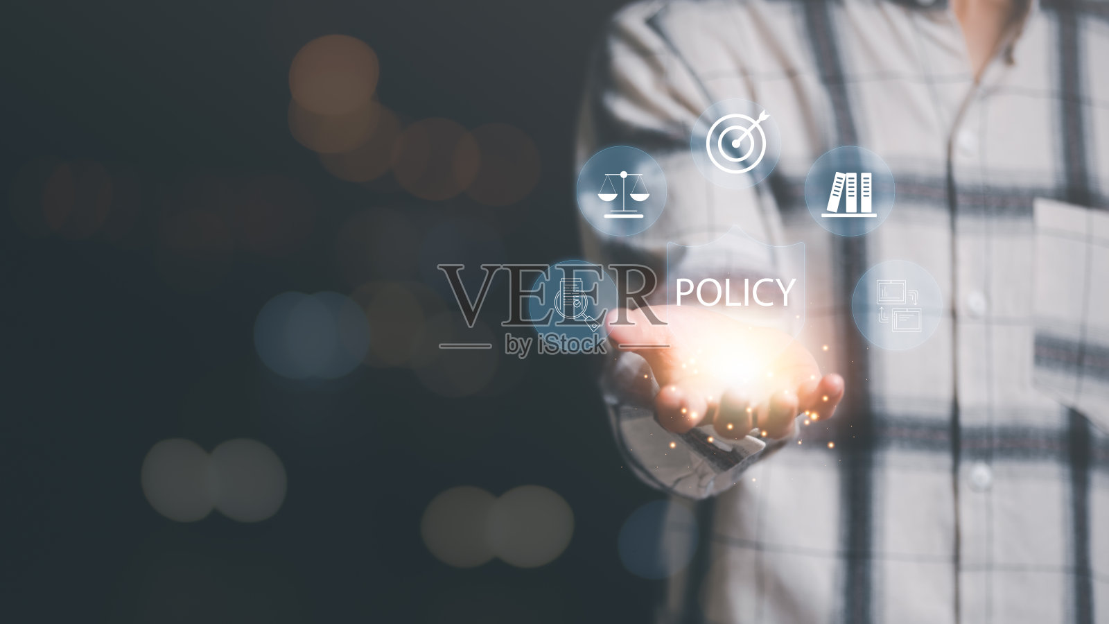 商人显示在线文件验证图标，实践和政策的概念，公司章程条款和条件，法规和法律建议，公司政策照片摄影图片