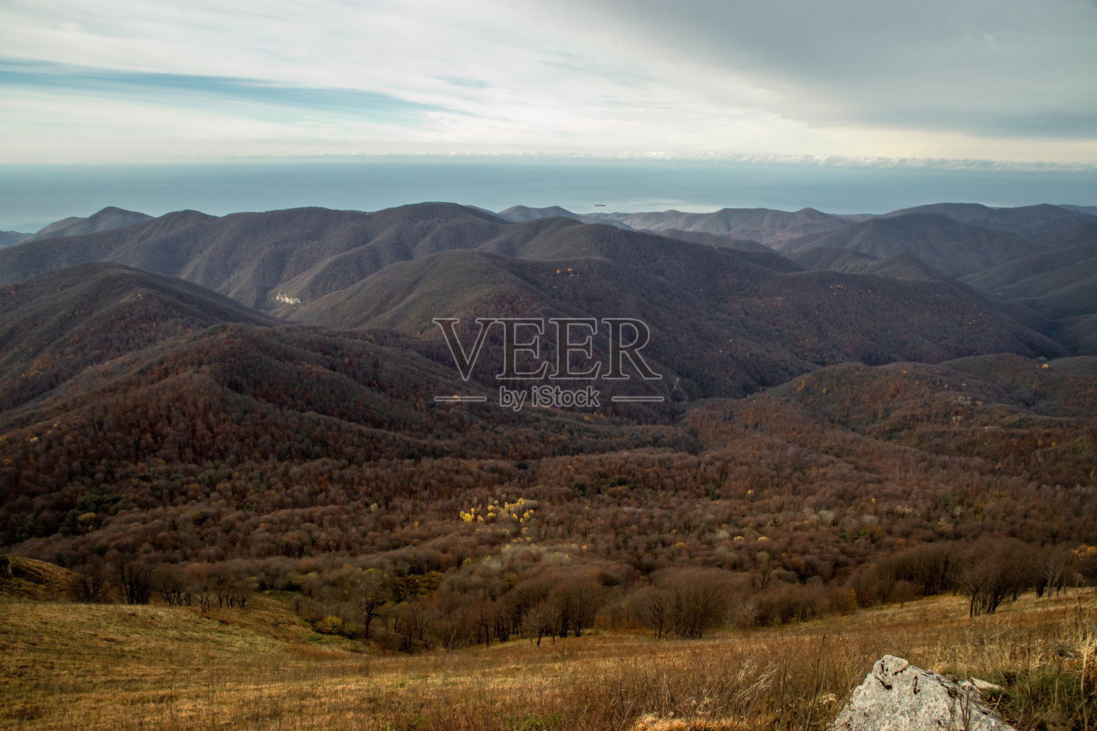 从佩乌斯山的岩石峰顶俯瞰令人惊叹的景色照片摄影图片