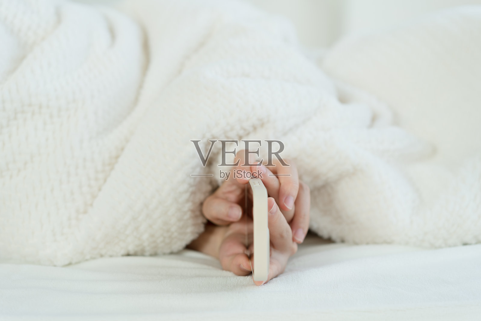 在床上手持电话照片摄影图片