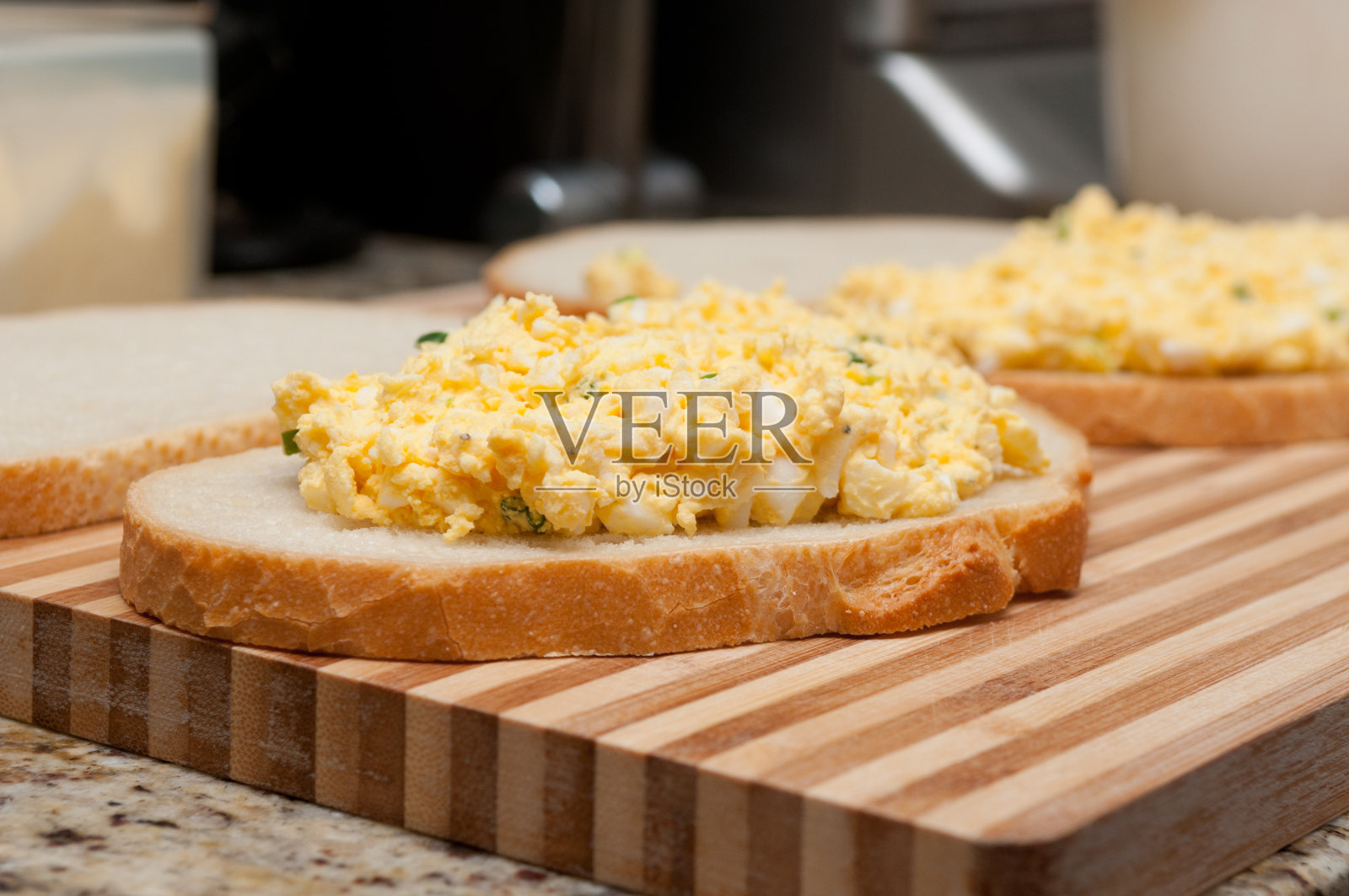 鸡蛋沙拉三明治的特写镜头照片摄影图片