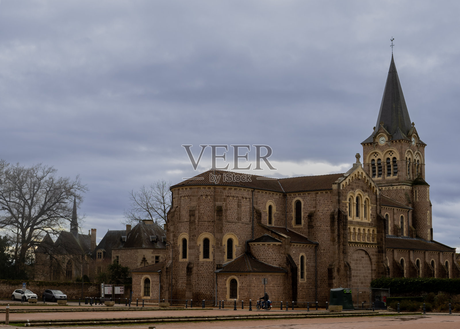 法国拉帕利塞的圣让-巴蒂斯特教堂。Auvergne-Rhone-Alpes地区。L'Allier部门照片摄影图片