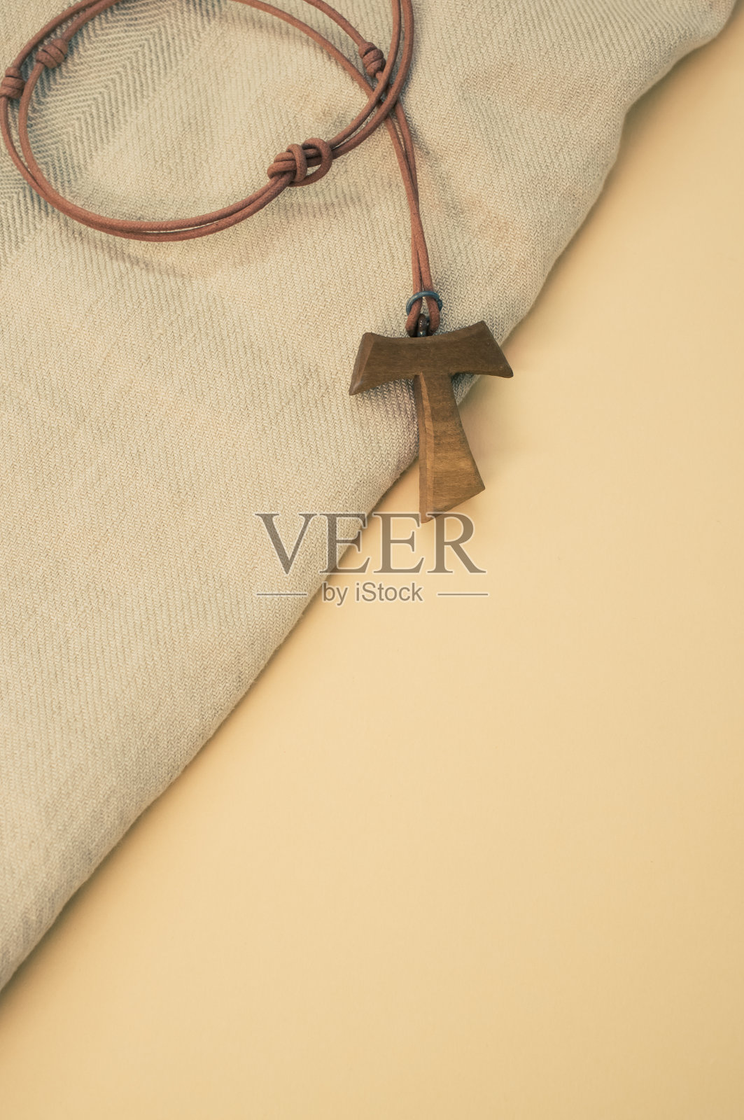 特写镜头的木制tau交叉项链在木制背景照片摄影图片