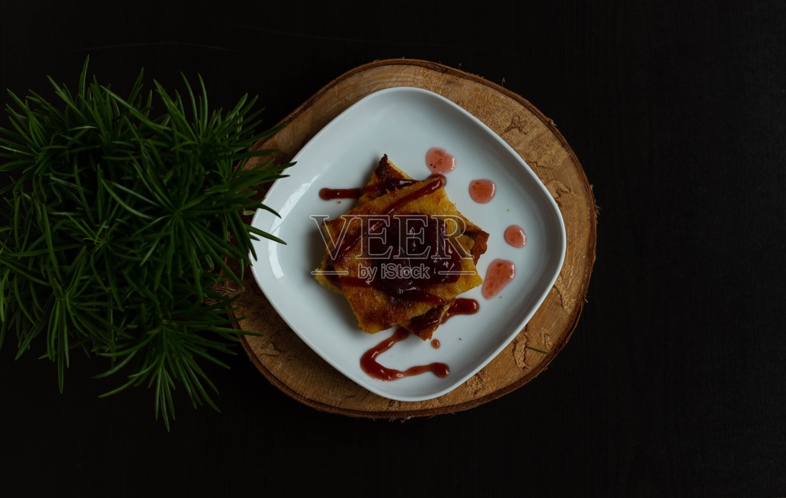 白盘子里有草莓酱的印度饼。从上面看。照片摄影图片