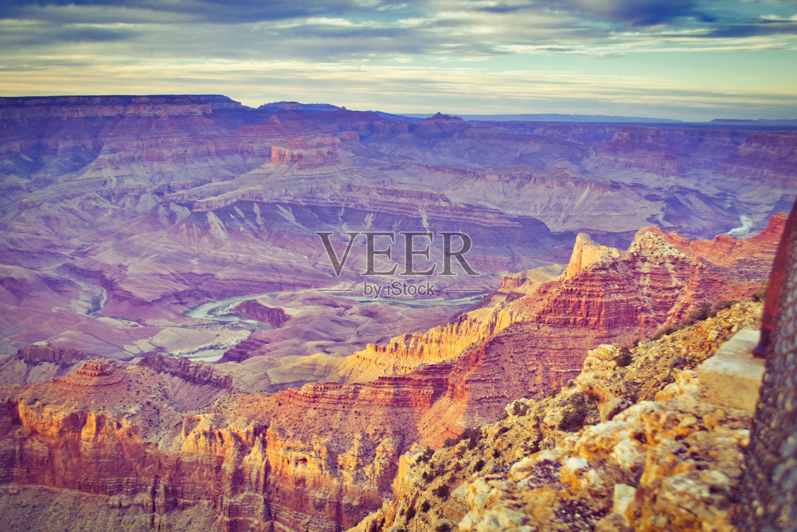 美国亚利桑那州大峡谷国家公园与科罗拉多河。照片摄影图片