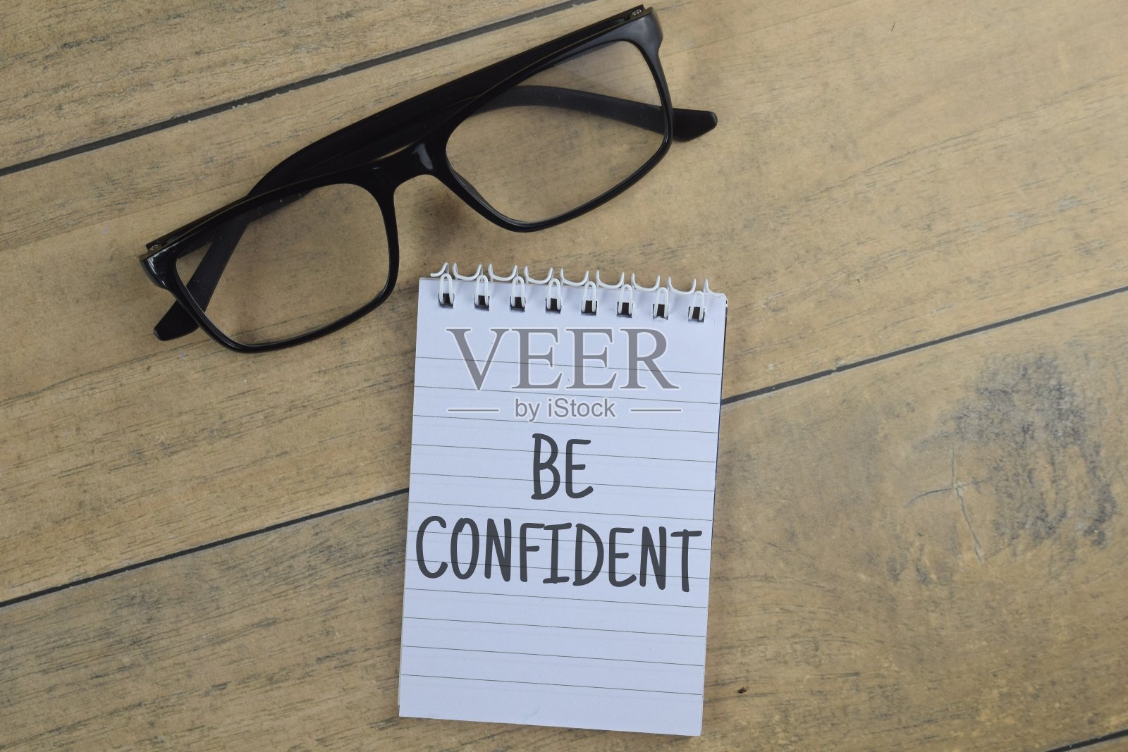 戴着眼镜说话要自信。励志，励志的概念。照片摄影图片