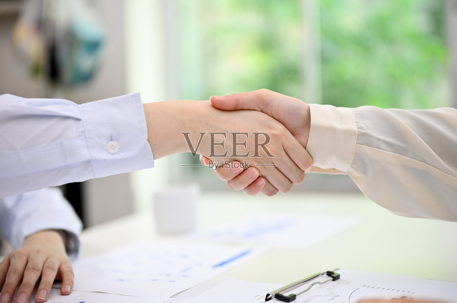 商务人士在会议期间握手的特写图像。合作伙伴关系,照片摄影图片