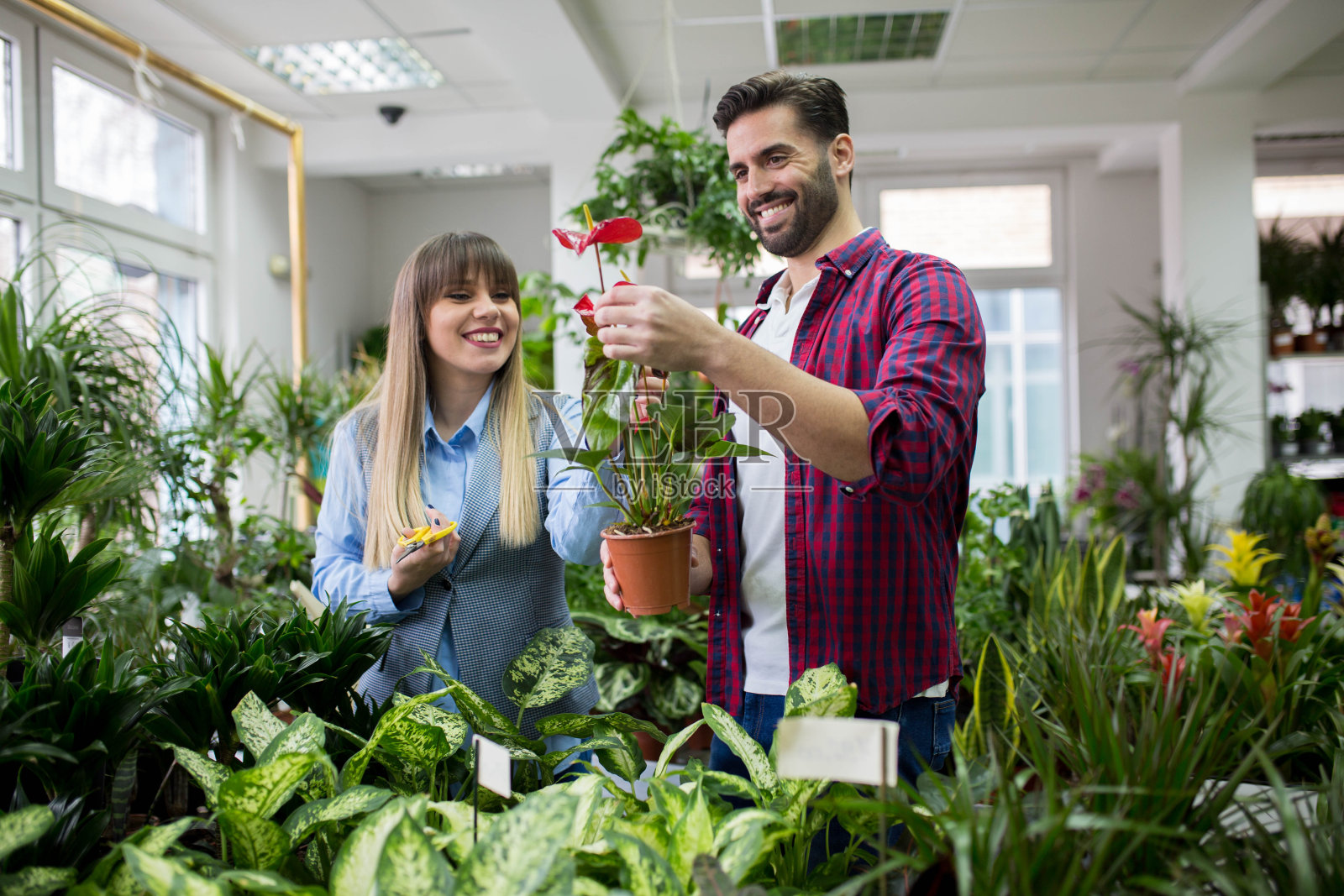 当地一家小花店的花匠团队照片摄影图片