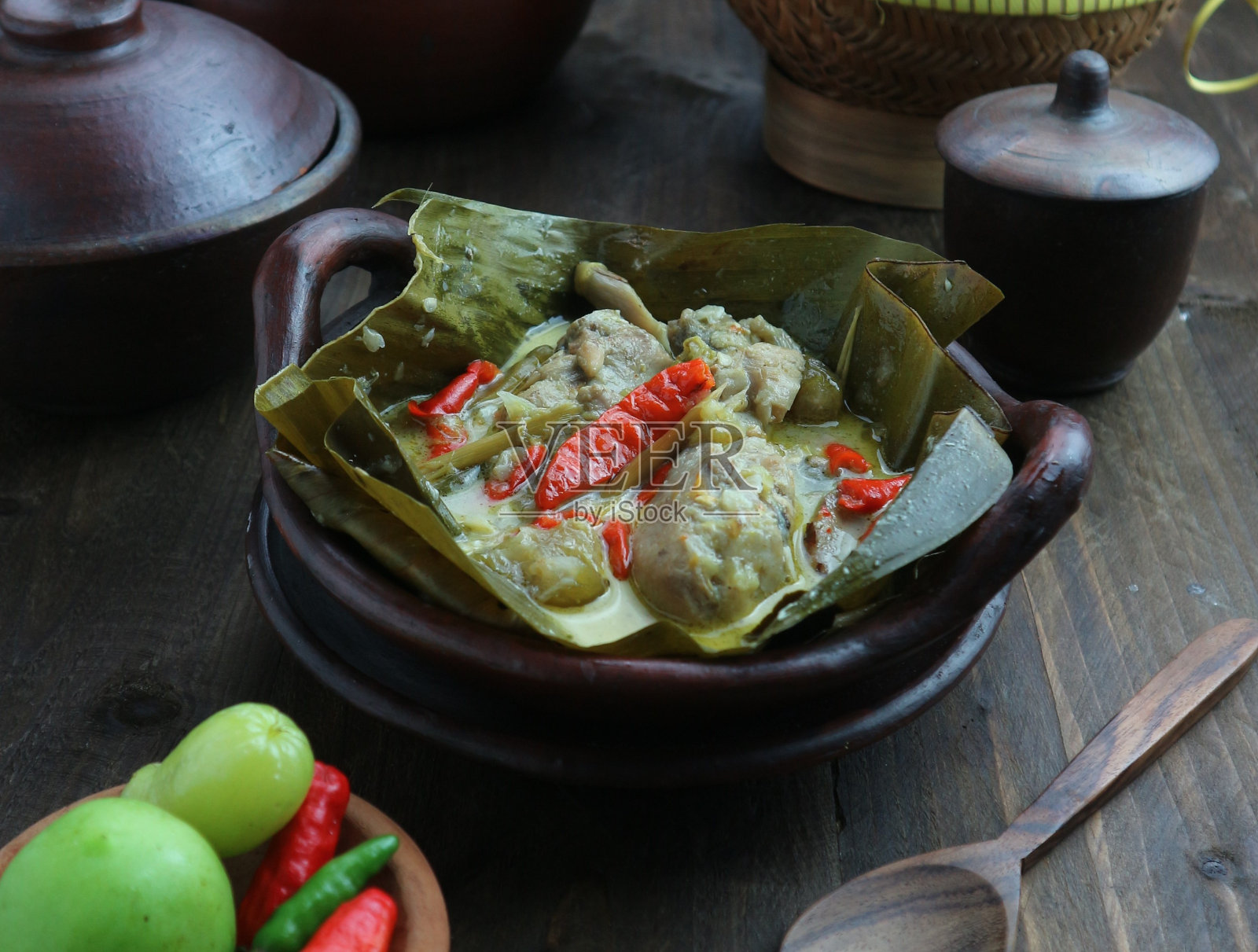 香蕉叶酸辣蒸鸡照片摄影图片