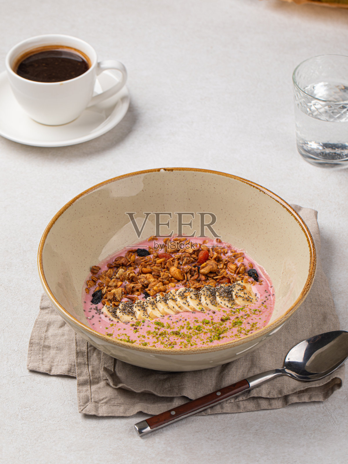 一份格兰诺拉麦片配香蕉和浆果酸奶照片摄影图片