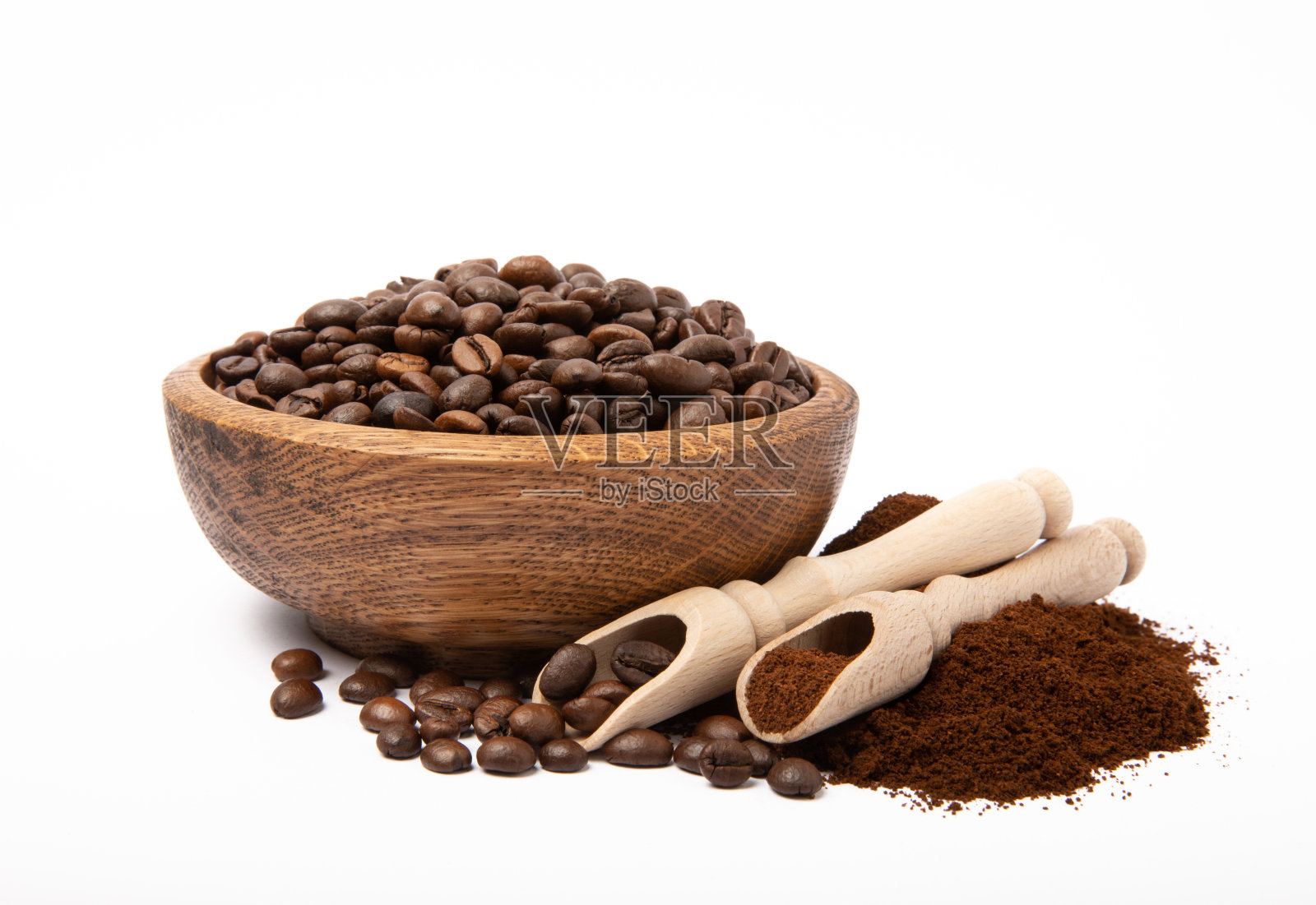 一碗咖啡粉和白色背景上的咖啡豆。用木勺装咖啡。照片摄影图片