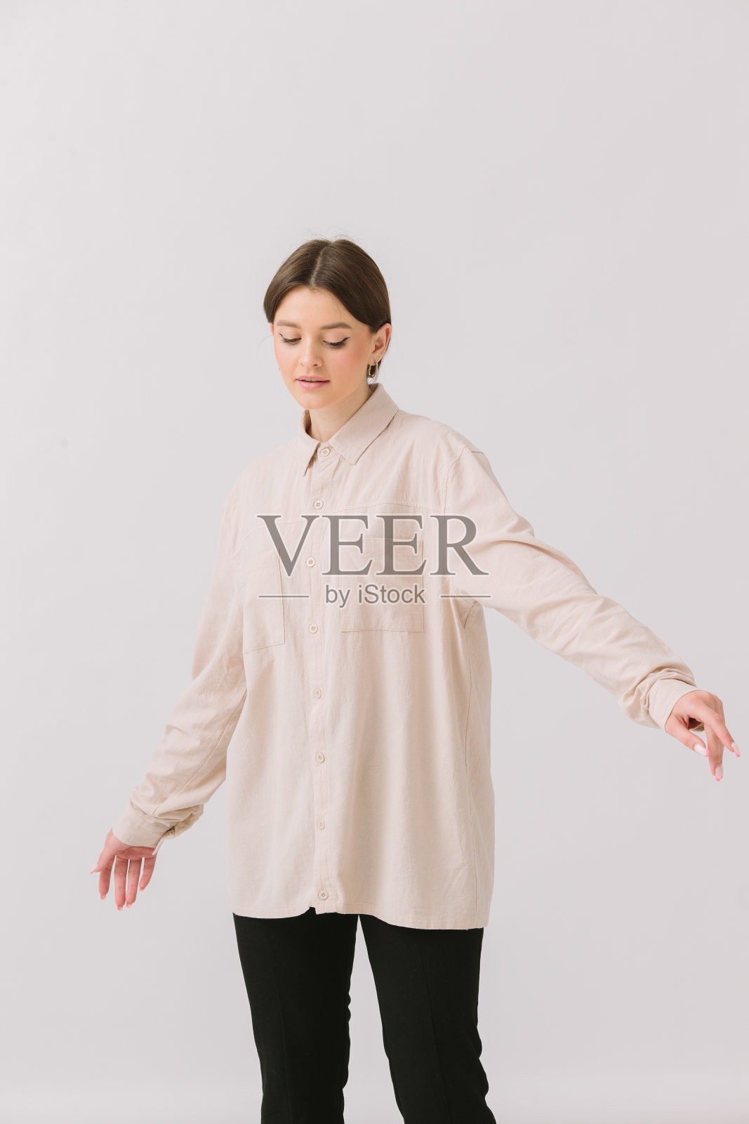 照片的一个美丽的黑发女人在彩色衬衫孤立的白色背景。衬衫模型。照片摄影图片