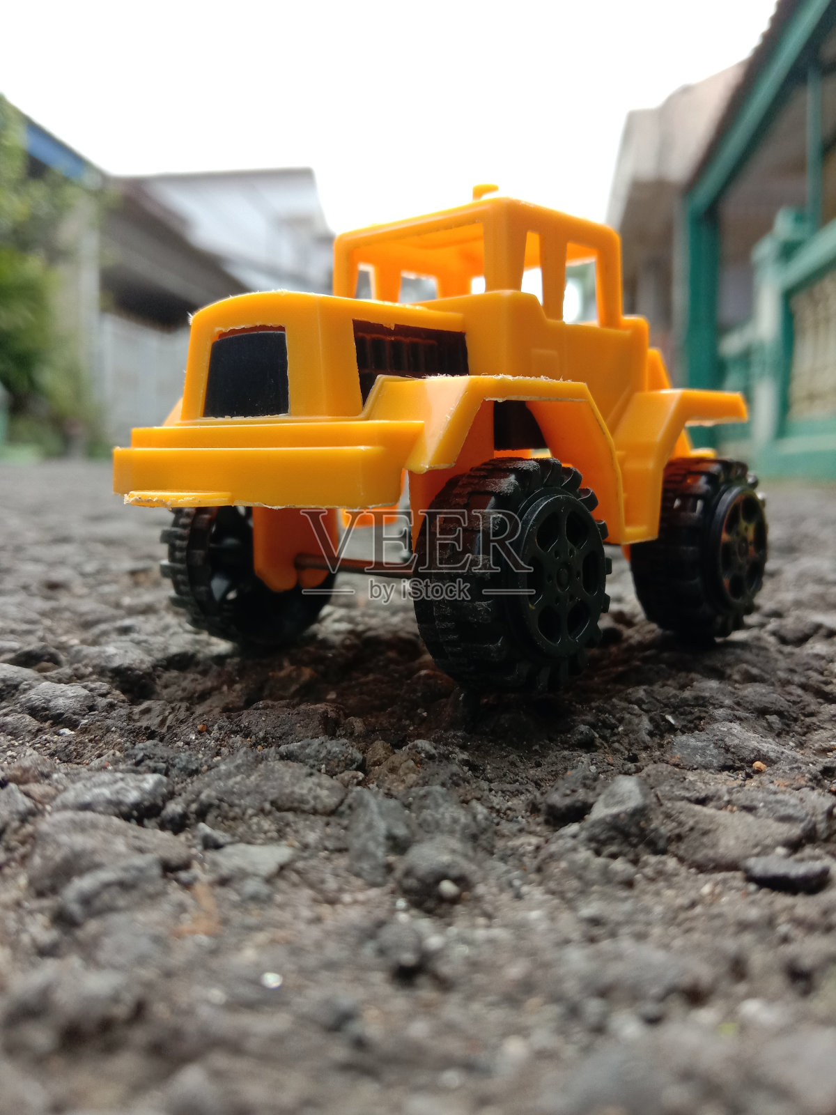 铺砌道路上的玩具卡车照片摄影图片