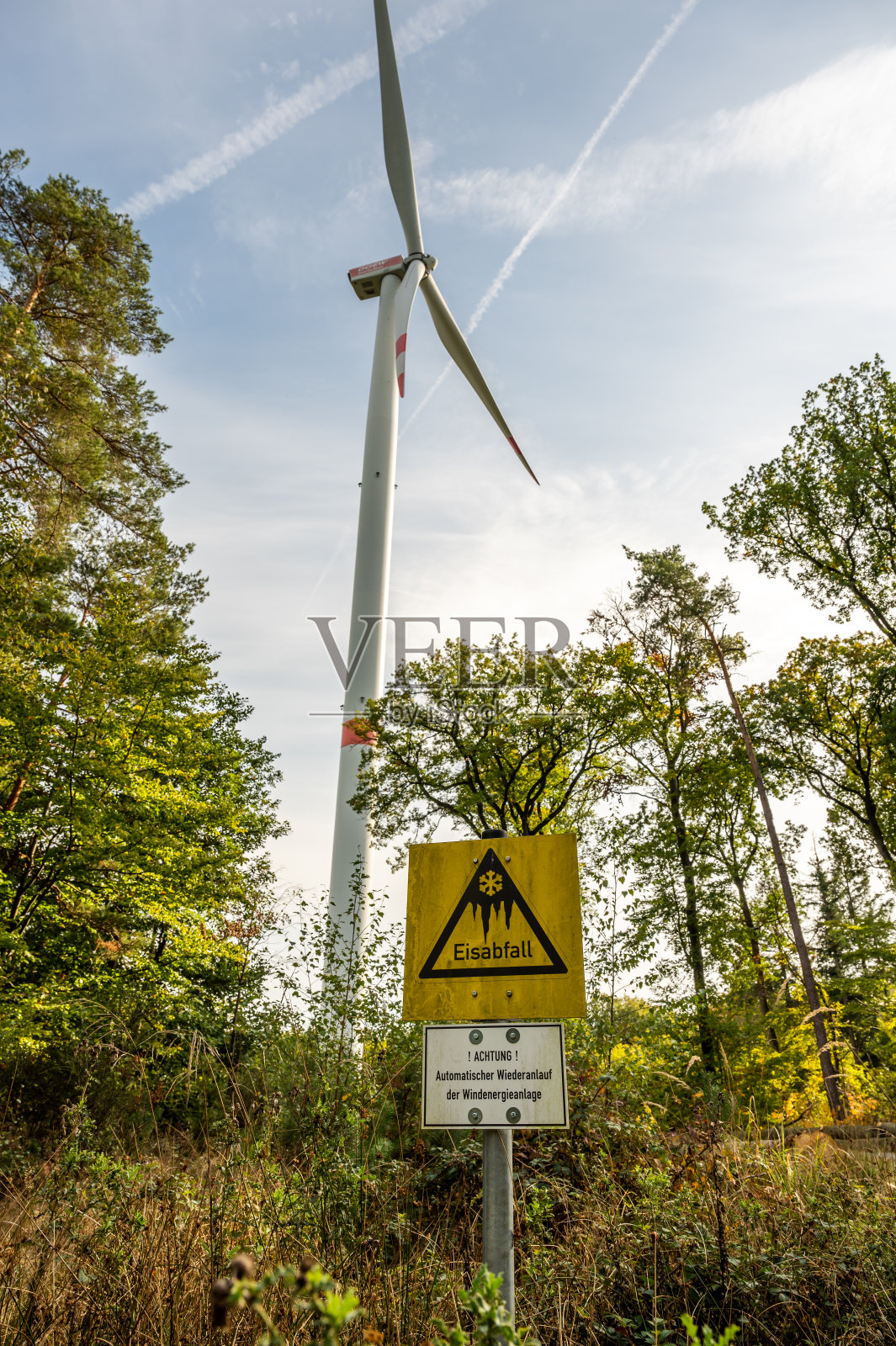 特写德国黄色警告标志注意冰可以从风力涡轮机，以风力涡轮机为背景照片摄影图片
